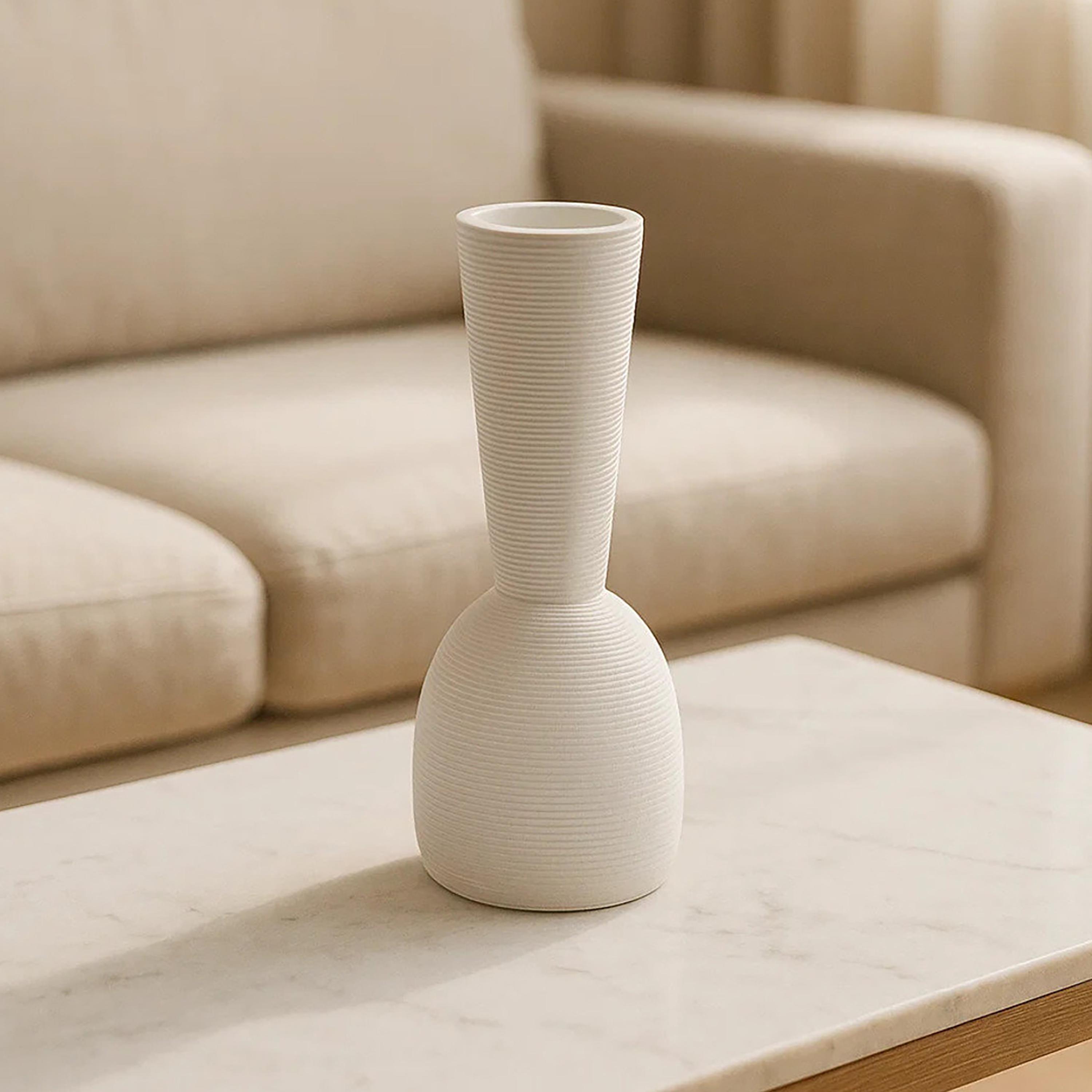 مزهرية سيراميك بملمس بارز باللون الأبيض من ماريا هومز-household-decor-vasesandbowls-image-1