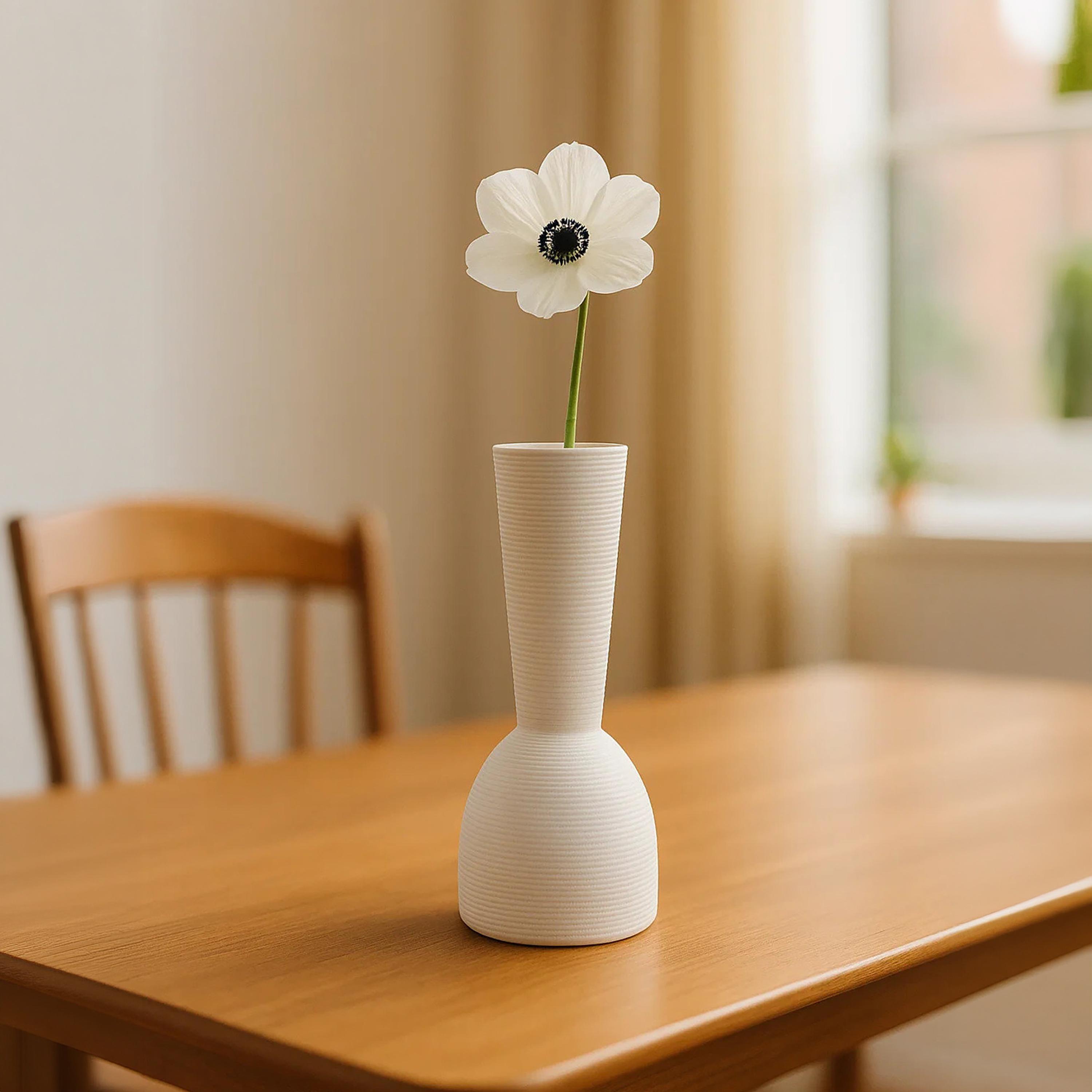 مزهرية سيراميك بملمس بارز باللون الأبيض من ماريا هومز-household-decor-vasesandbowls-image-2