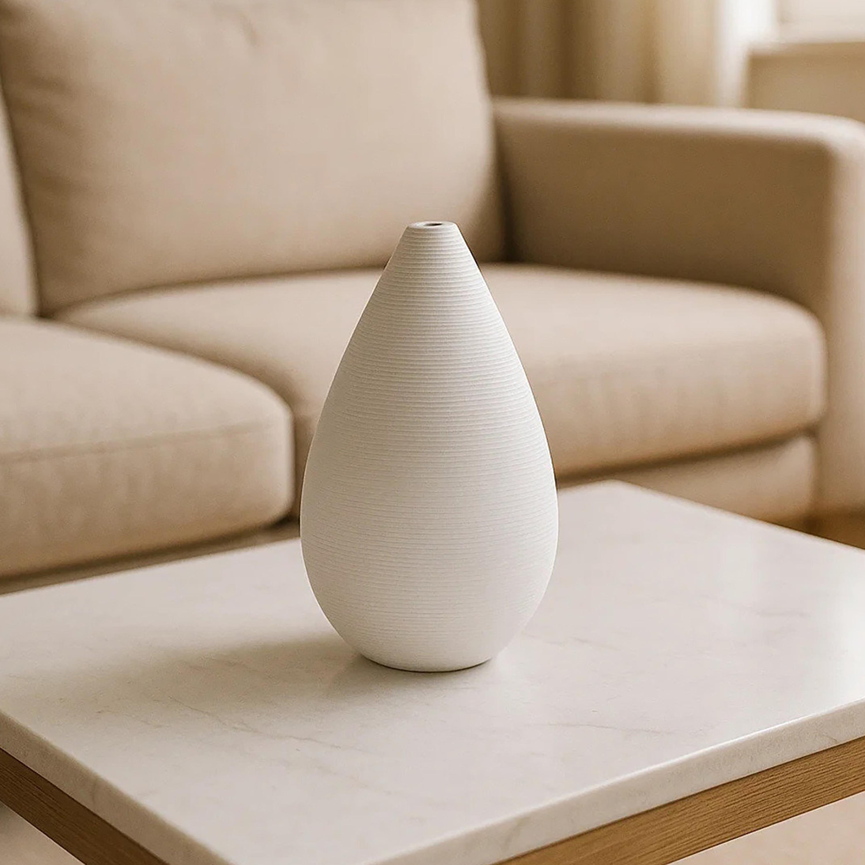 مزهرية سيراميك بتصميم قطرة الماء باللون الأبيض من ماريا هومز-household-decor-vasesandbowls-image-1
