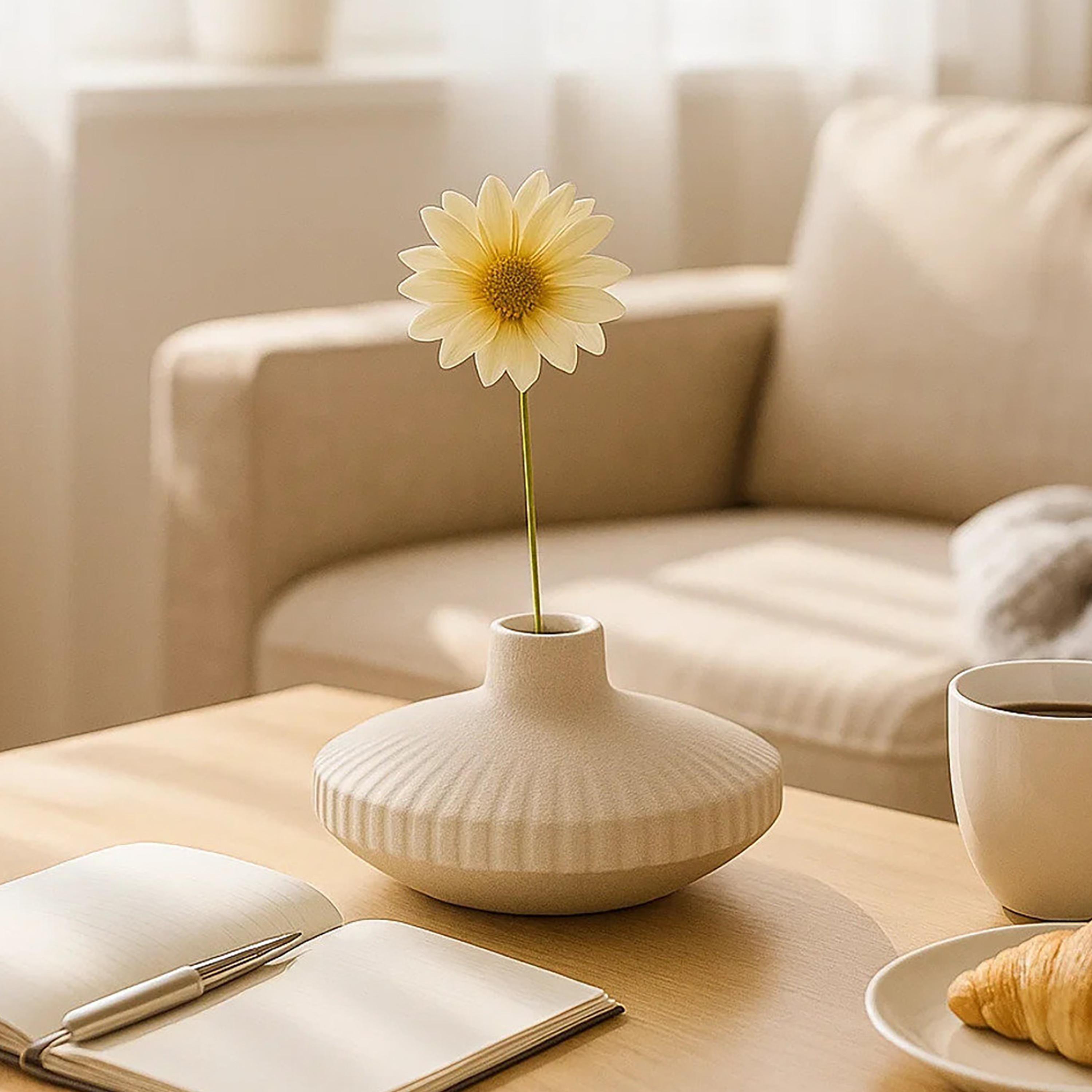 مزهرية سيراميك بتصميم مضلع بلون البيج من ماريا هومز-household-decor-vasesandbowls-image-1