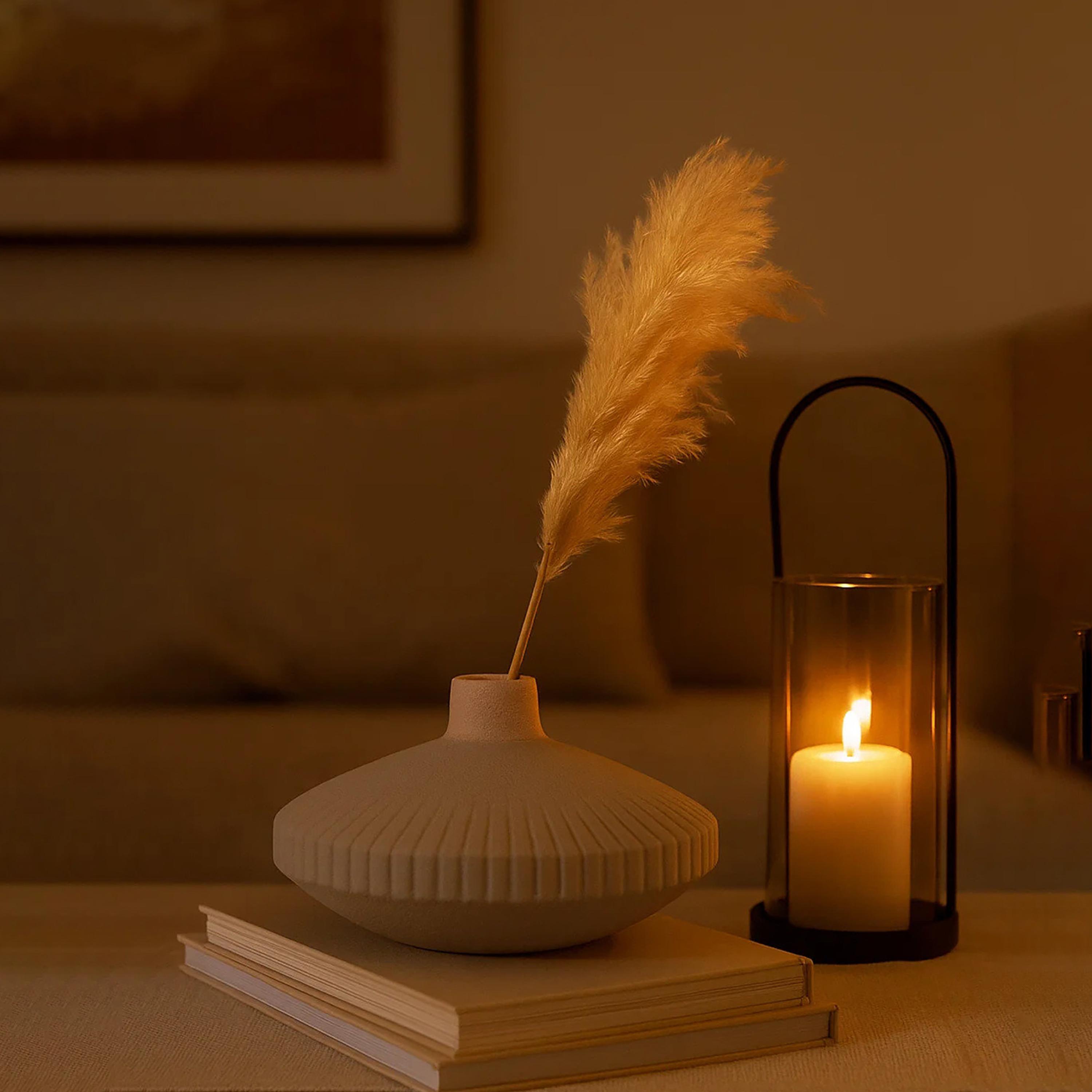 مزهرية سيراميك بتصميم مضلع بلون البيج من ماريا هومز-household-decor-vasesandbowls-image-2