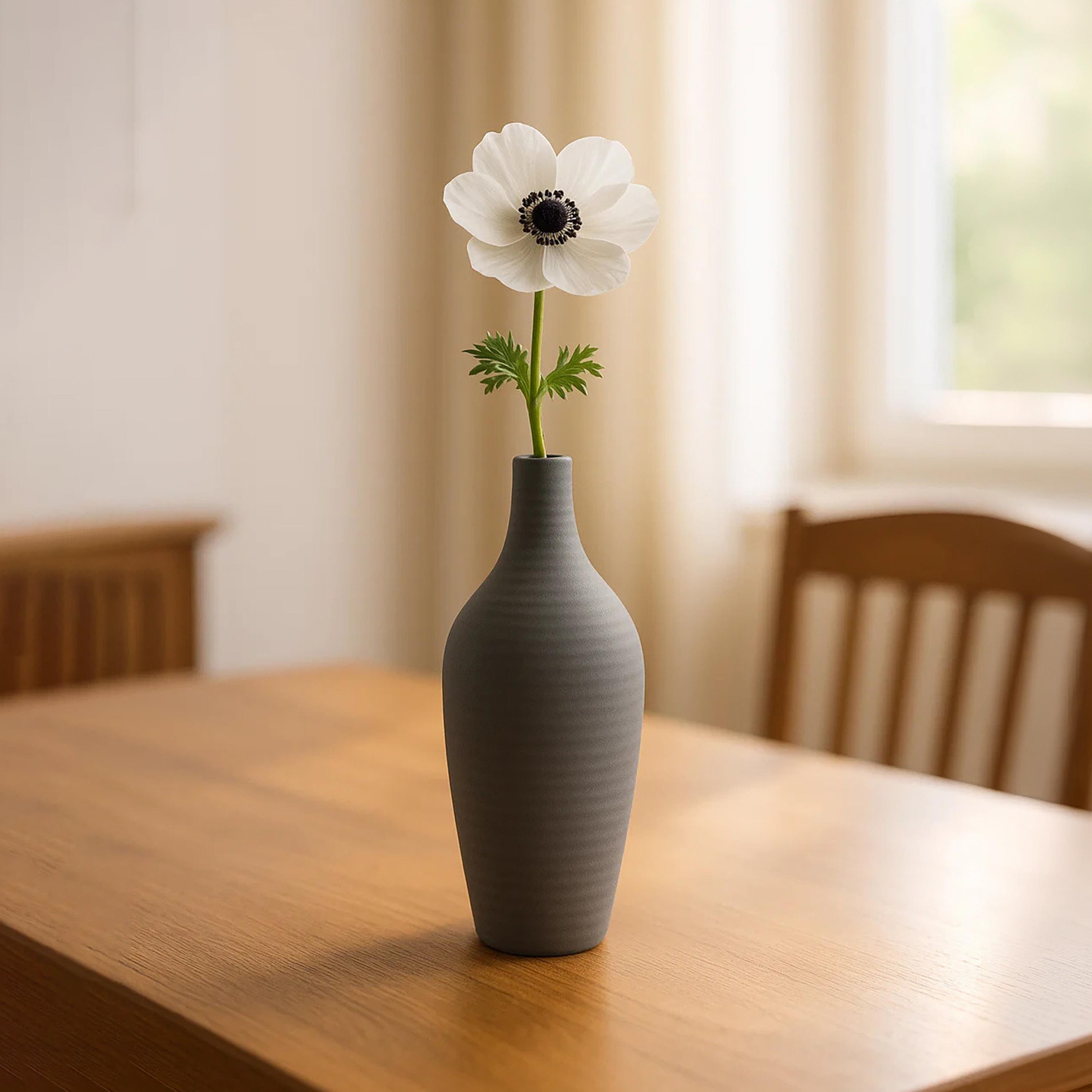 مزهرية سيراميك رمادية منحنية بملمس منقط من ماريا هومز-household-decor-vasesandbowls-image-1