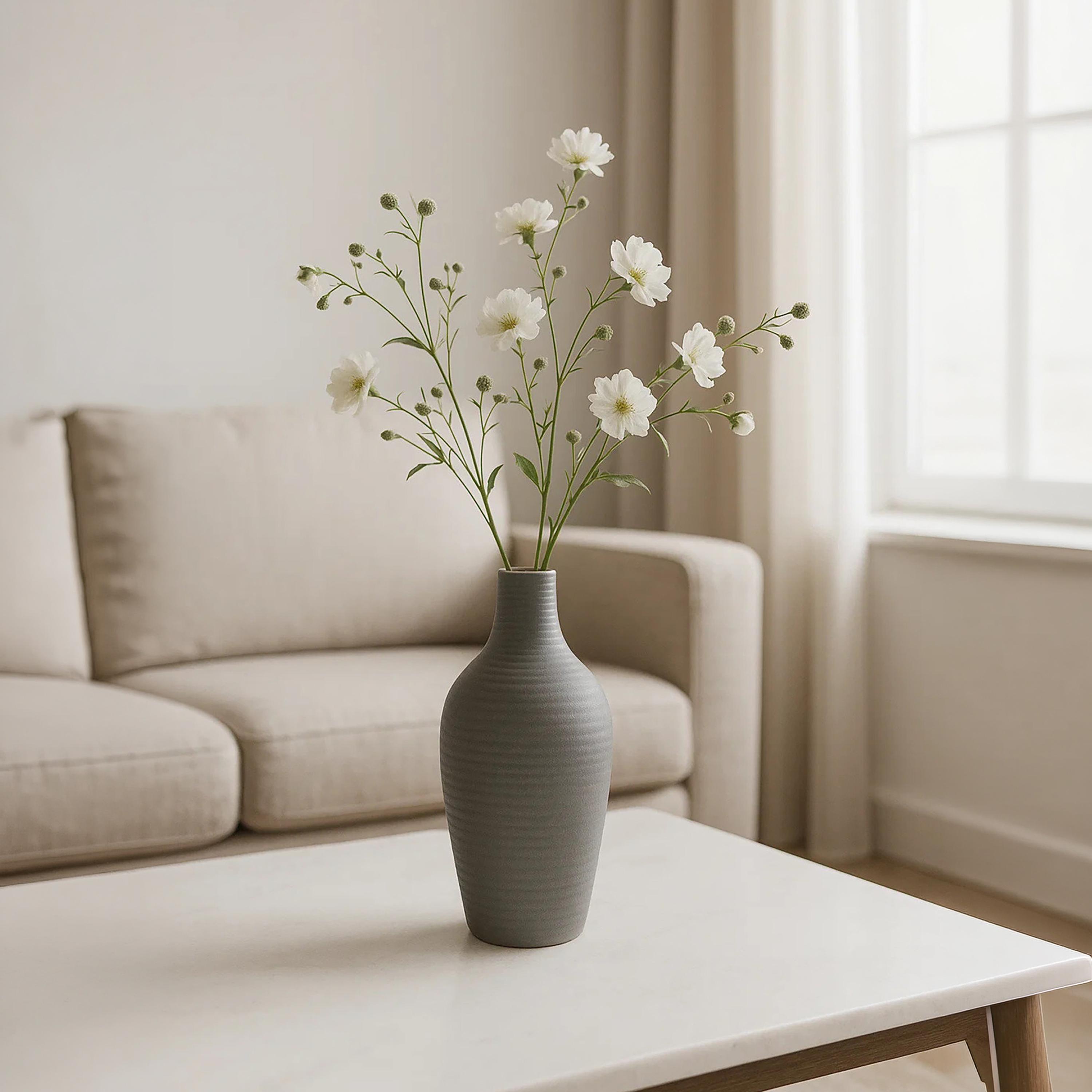 مزهرية سيراميك رمادية منحنية بملمس منقط من ماريا هومز-household-decor-vasesandbowls-image-2