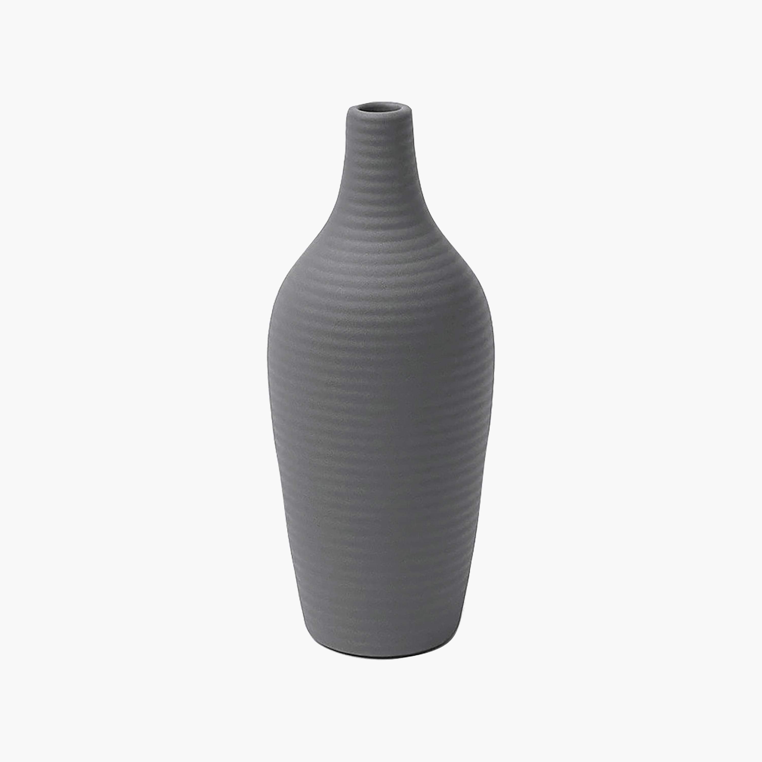 مزهرية سيراميك رمادية منحنية بملمس منقط من ماريا هومز-household-decor-vasesandbowls-image-5