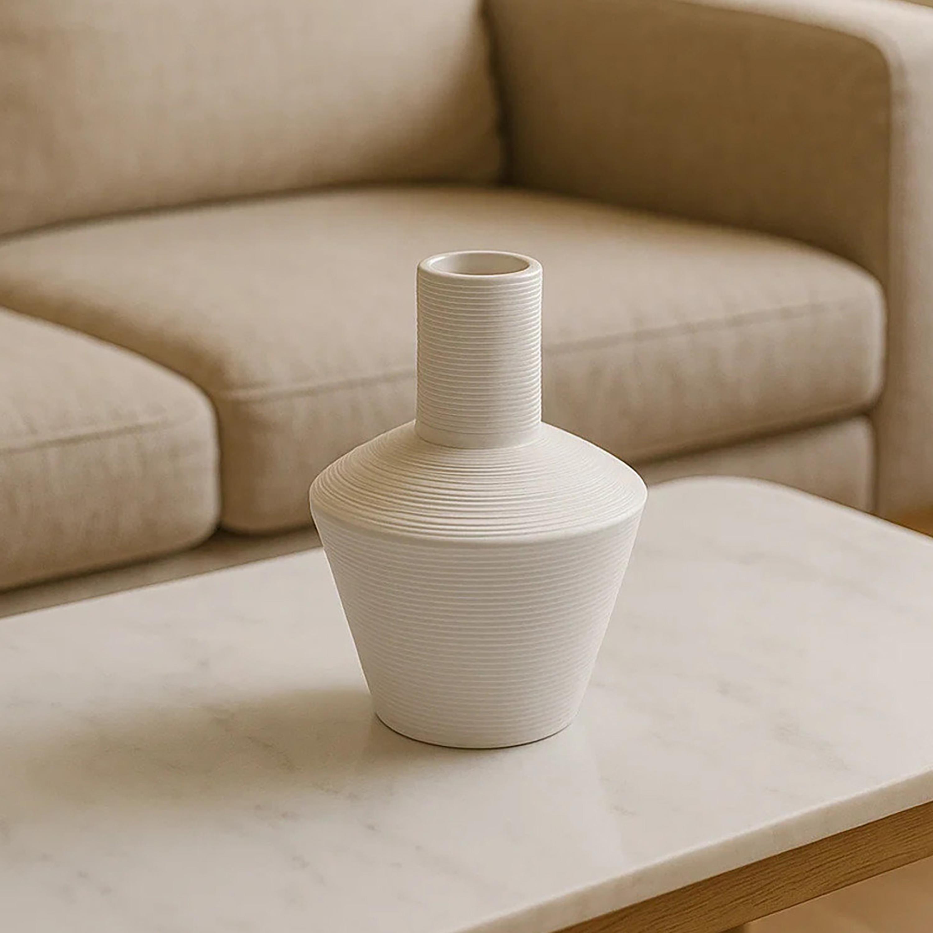 مزهرية سيراميك بملمس بارز باللون الأبيض من ماريا هومز-household-decor-vasesandbowls-image-1