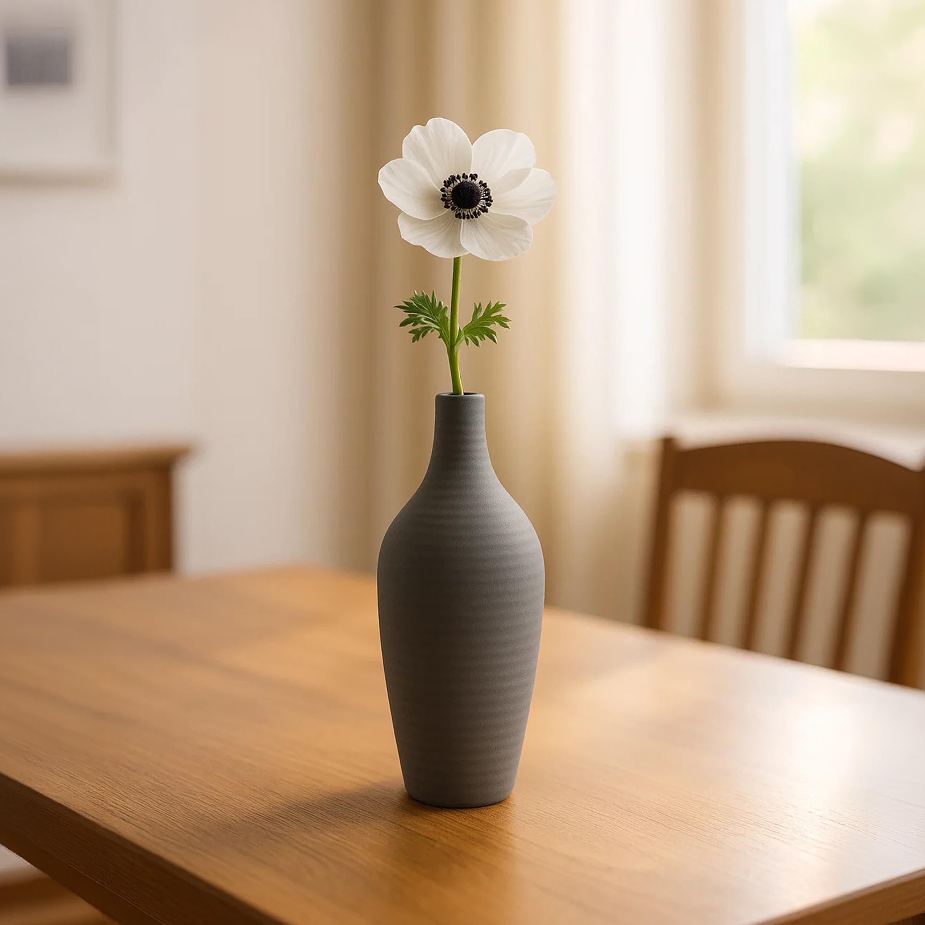 مزهرية سيراميك رمادية منحنية بملمس منقط من ماريا هومز-household-decor-vasesandbowls-image-1