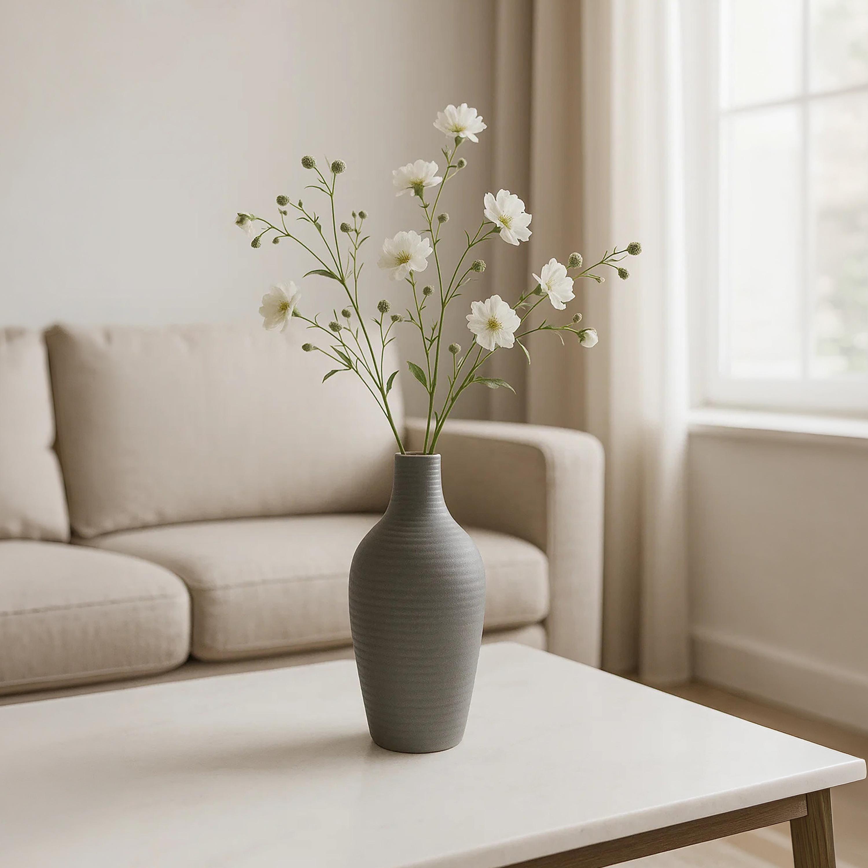 مزهرية سيراميك رمادية منحنية بملمس منقط من ماريا هومز-household-decor-vasesandbowls-image-2