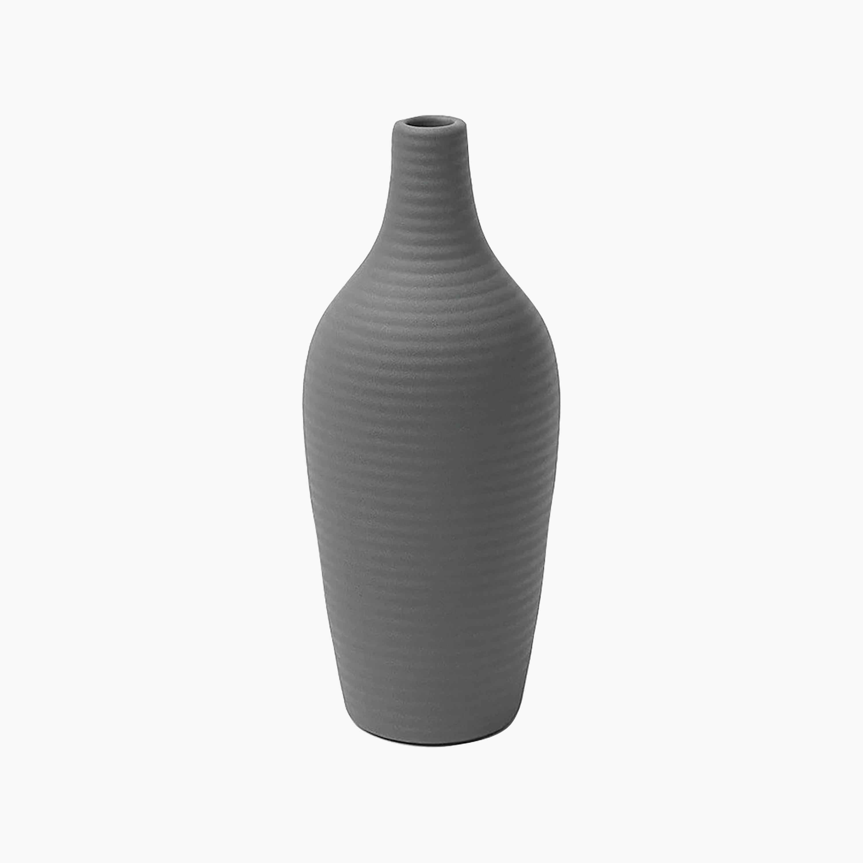 مزهرية سيراميك رمادية منحنية بملمس منقط من ماريا هومز-household-decor-vasesandbowls-image-5