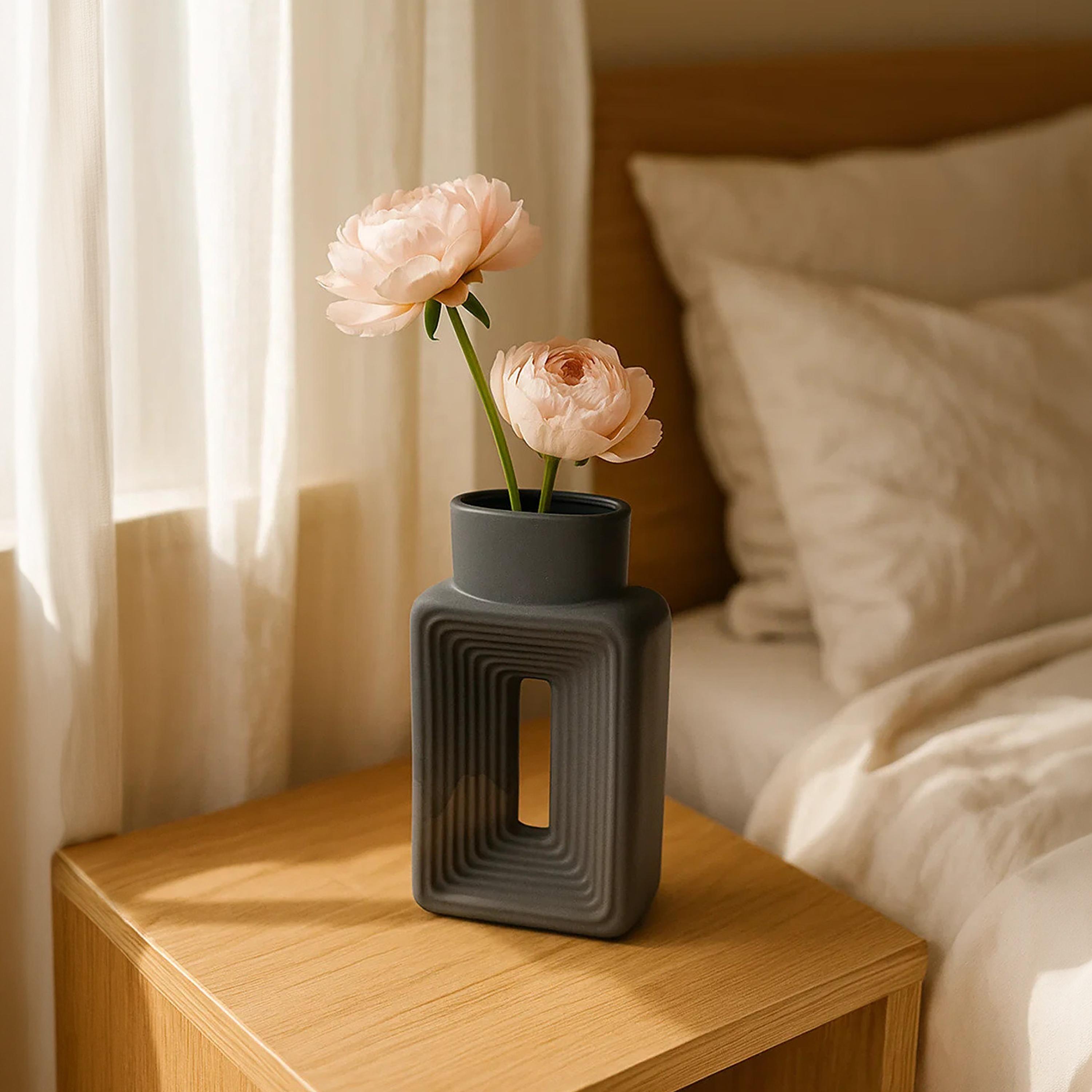 مزهرية سيراميك رمادية بتصميم مفرغ من ماريا هومز-household-decor-vasesandbowls-image-1