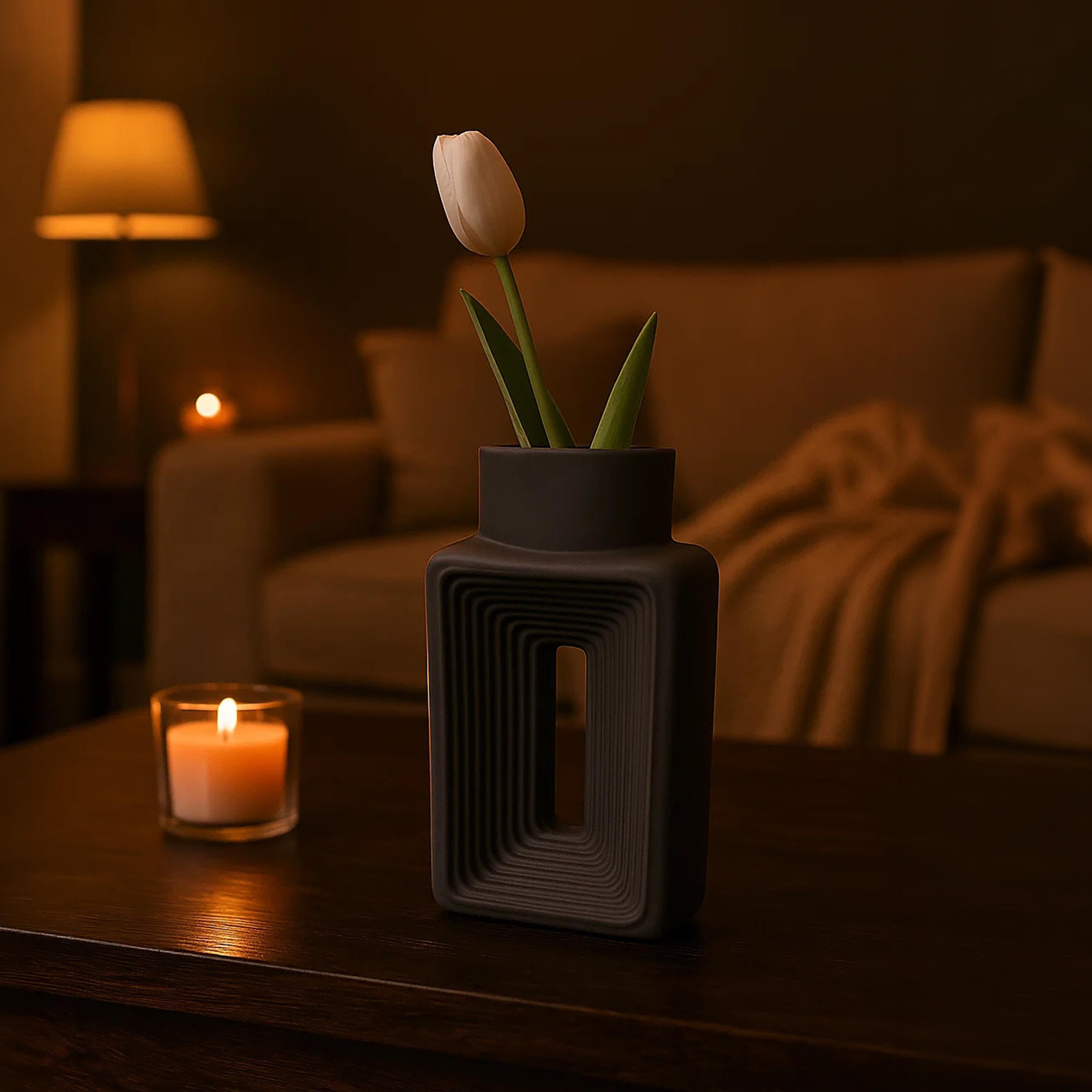 مزهرية سيراميك رمادية بتصميم مفرغ من ماريا هومز-household-decor-vasesandbowls-image-2