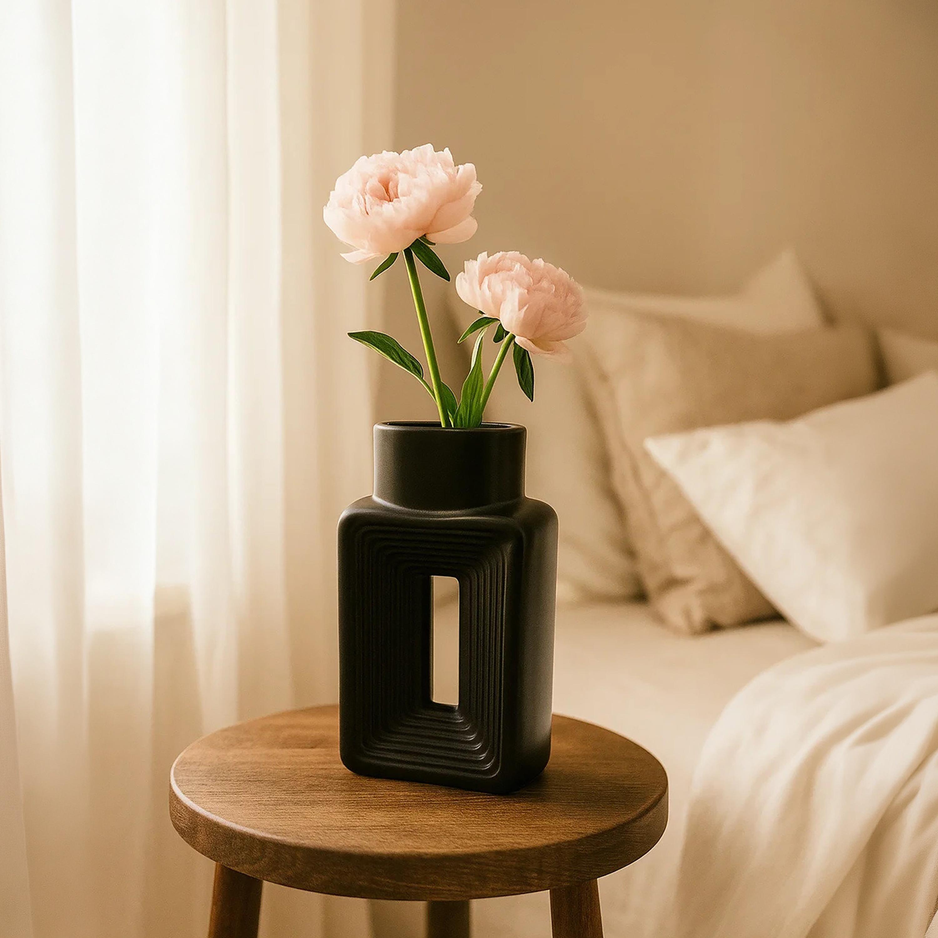 مزهرية نحتية من السيراميك من ماريا هومز-household-decor-vasesandbowls-image-1