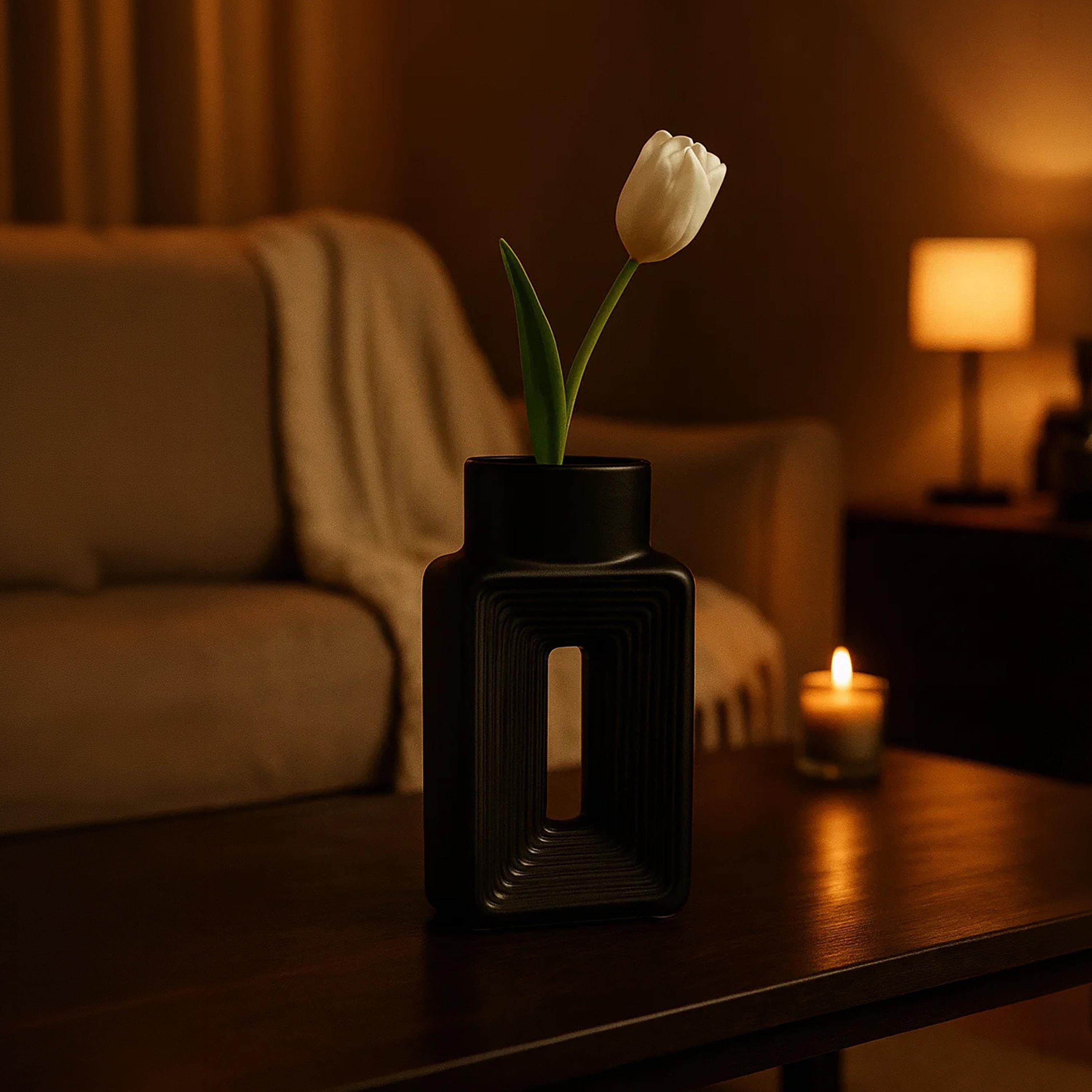 مزهرية نحتية من السيراميك من ماريا هومز-household-decor-vasesandbowls-image-2