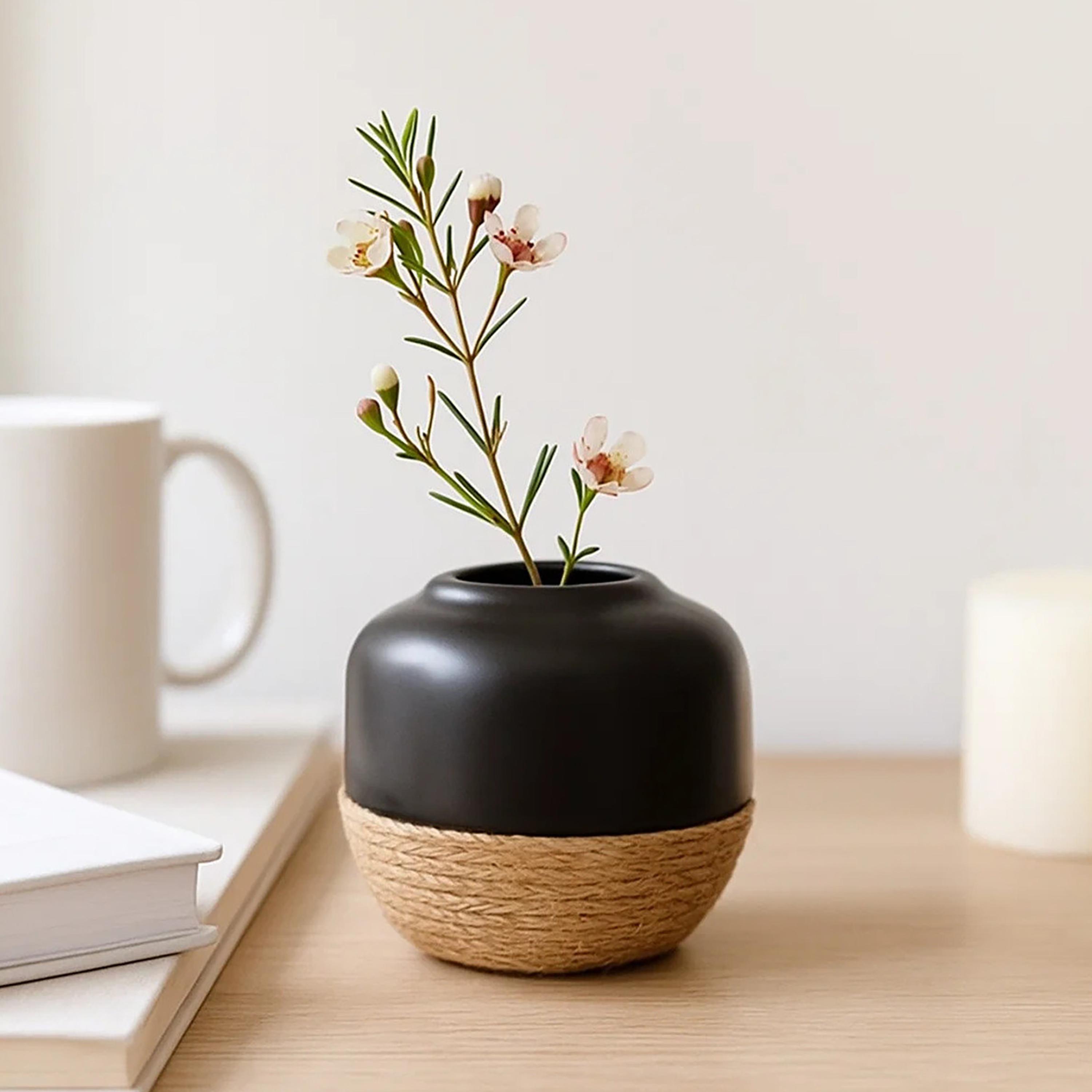 مزهرية سيراميك متعددة الألوان بتفاصيل حبال من ماريا هومز-household-decor-vasesandbowls-image-1