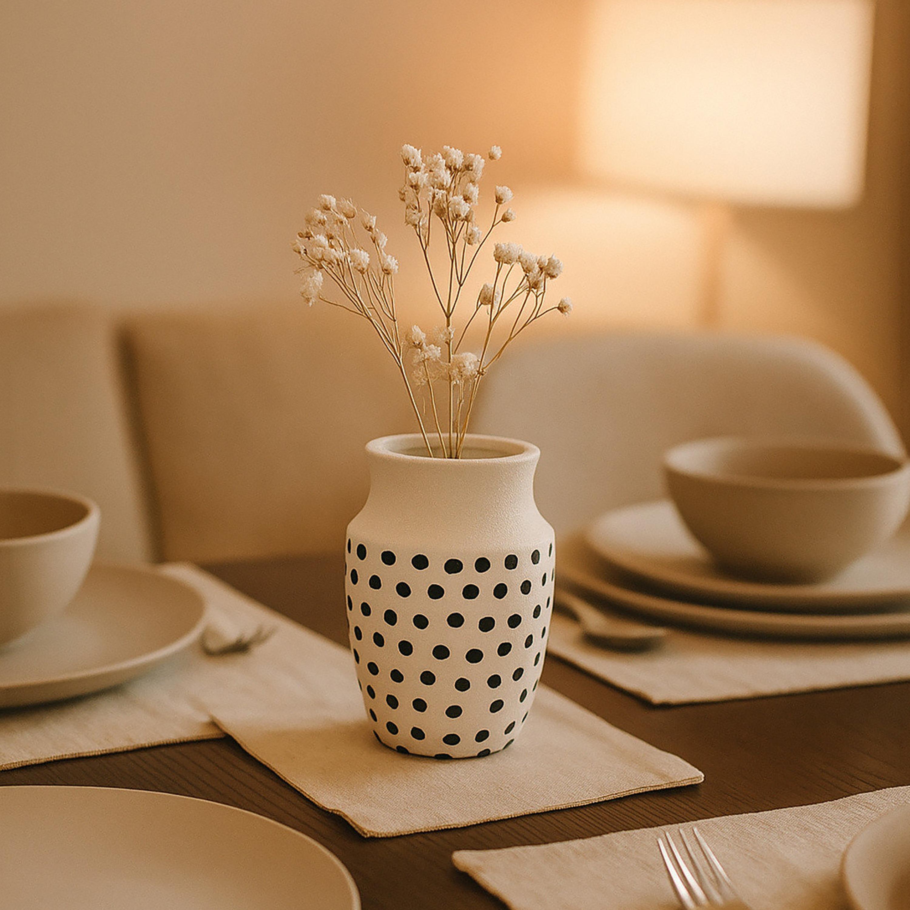 مزهرية منحنية سيراميك أبيض من ماريا هومز-household-decor-vasesandbowls-image-1