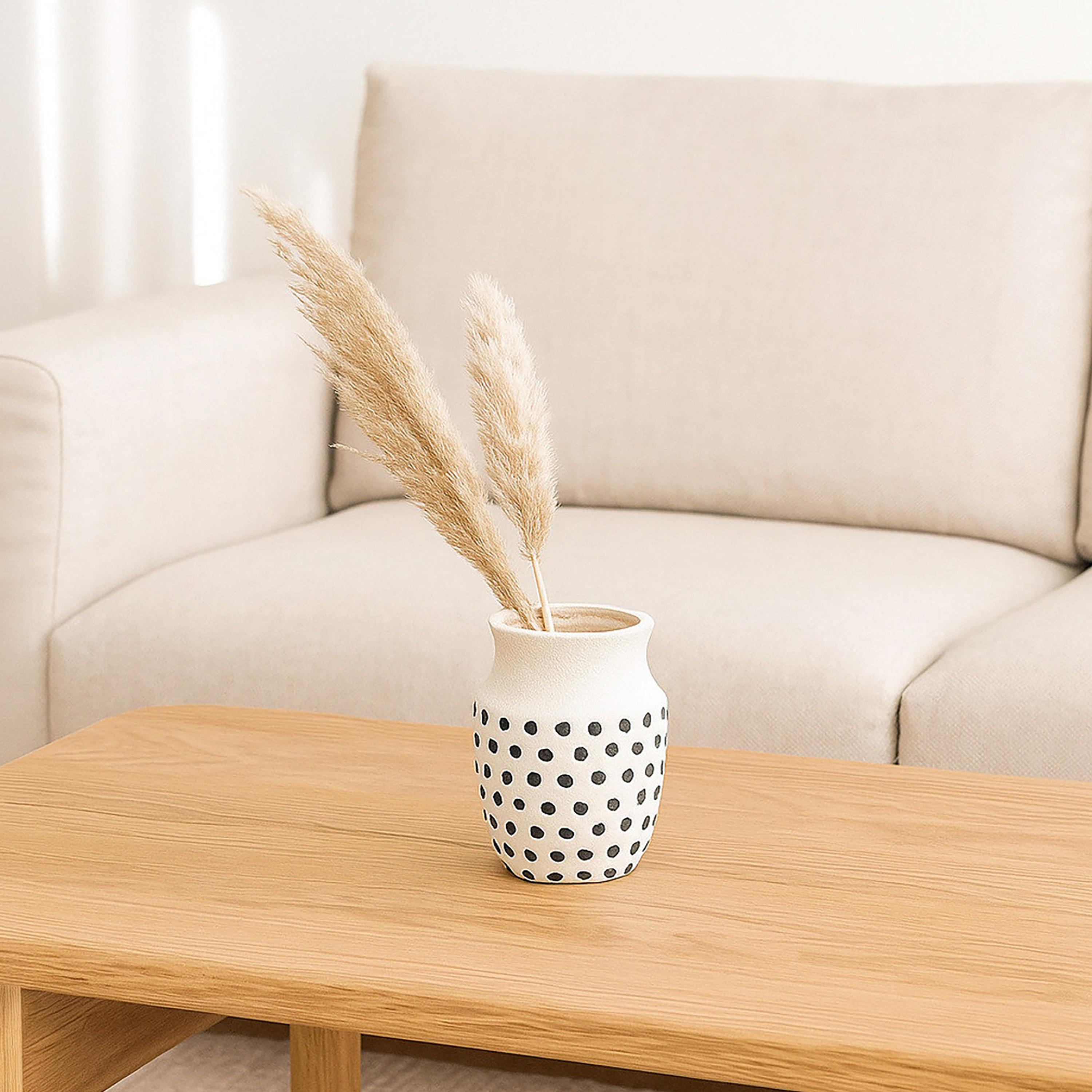 مزهرية منحنية سيراميك أبيض من ماريا هومز-household-decor-vasesandbowls-image-2
