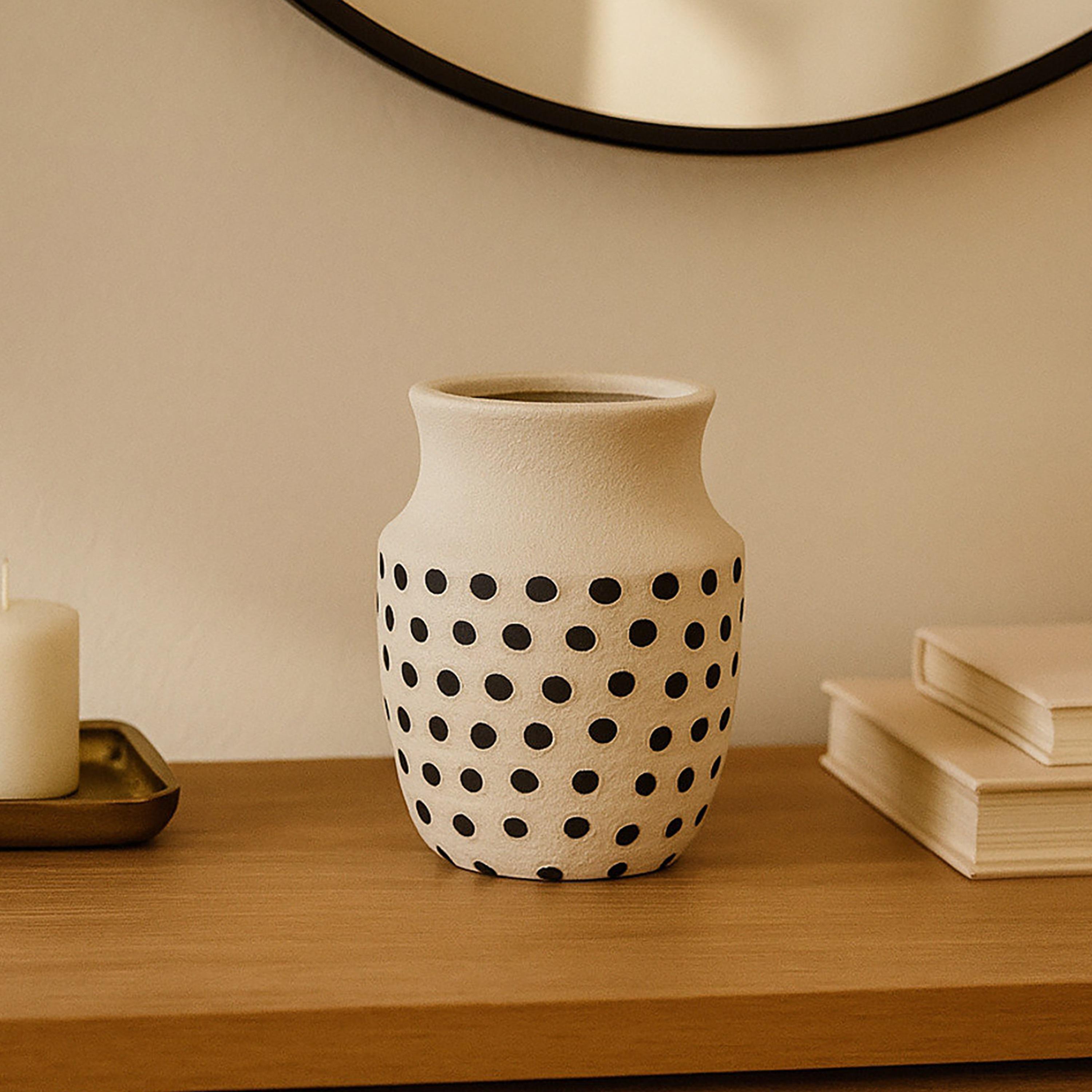 مزهرية منحنية سيراميك أبيض من ماريا هومز-household-decor-vasesandbowls-image-3