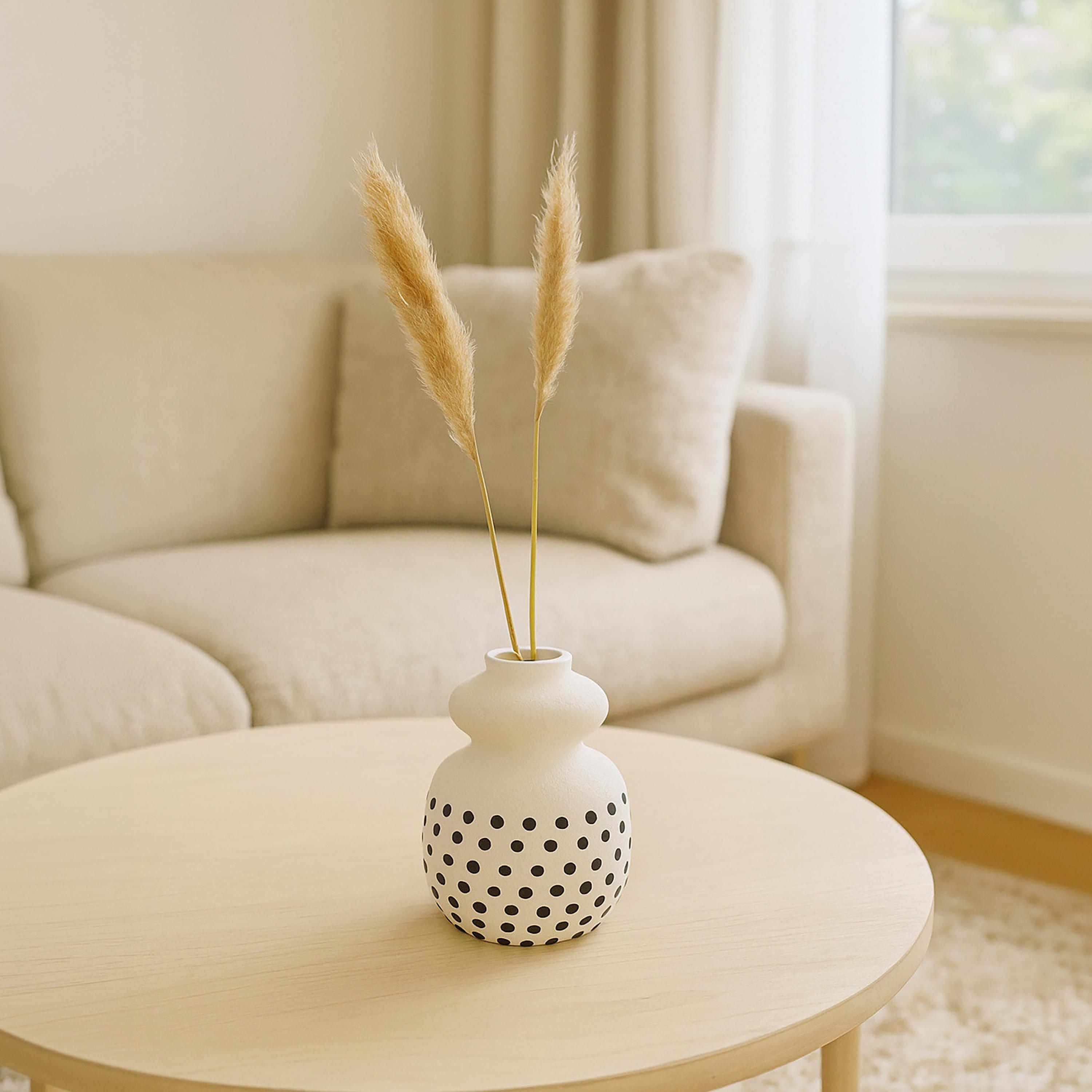 مزهرية منحنية سيراميك أبيض من ماريا هومز-household-decor-vasesandbowls-image-1