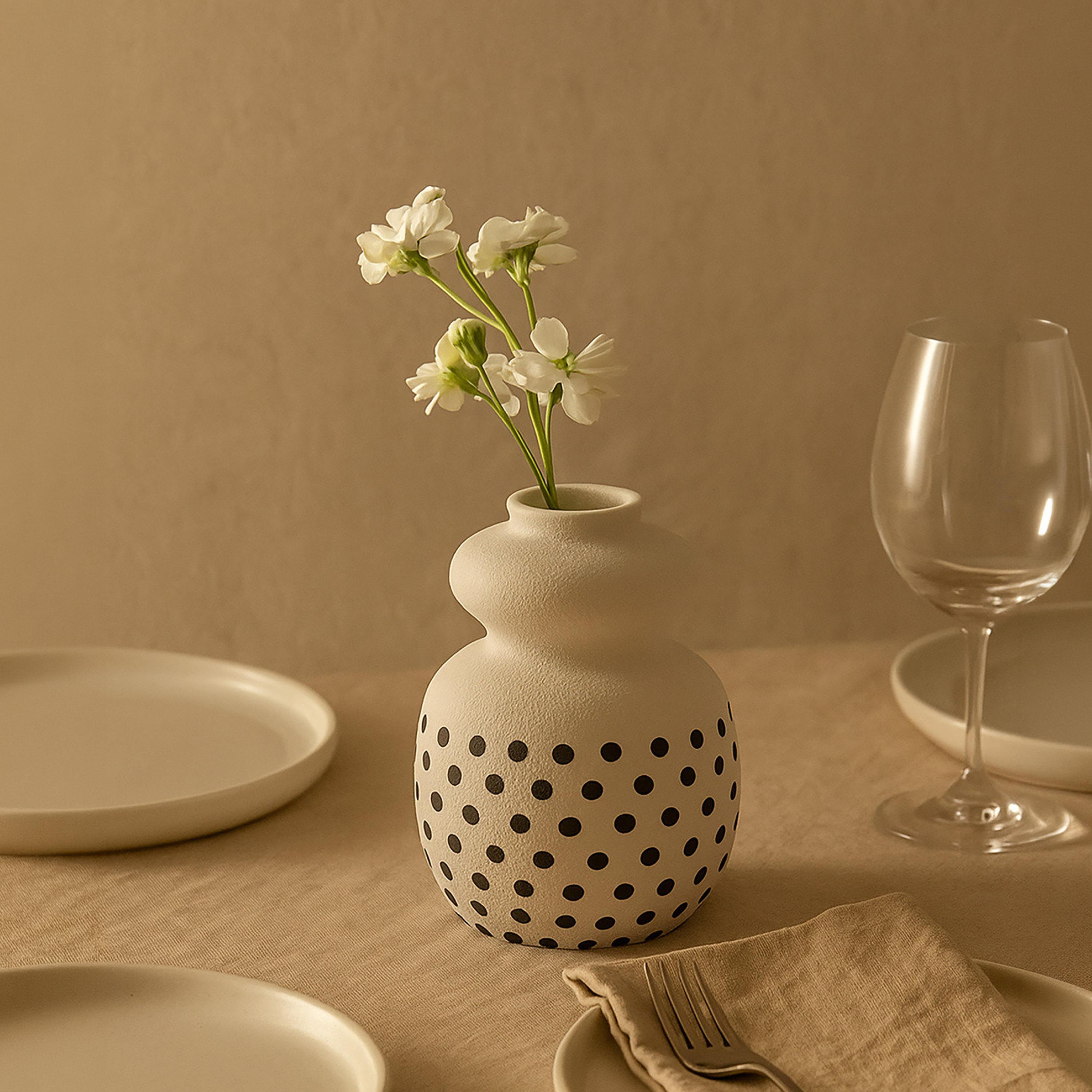 مزهرية منحنية سيراميك أبيض من ماريا هومز-household-decor-vasesandbowls-image-2