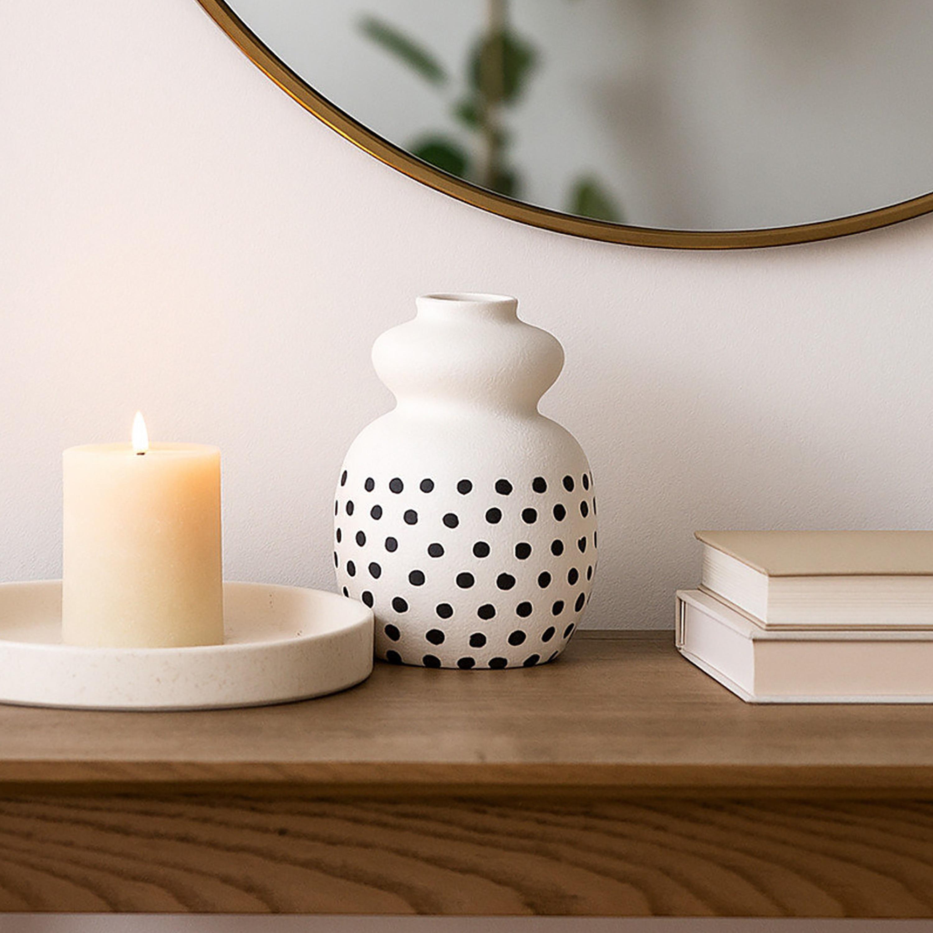 مزهرية منحنية سيراميك أبيض من ماريا هومز-household-decor-vasesandbowls-image-3