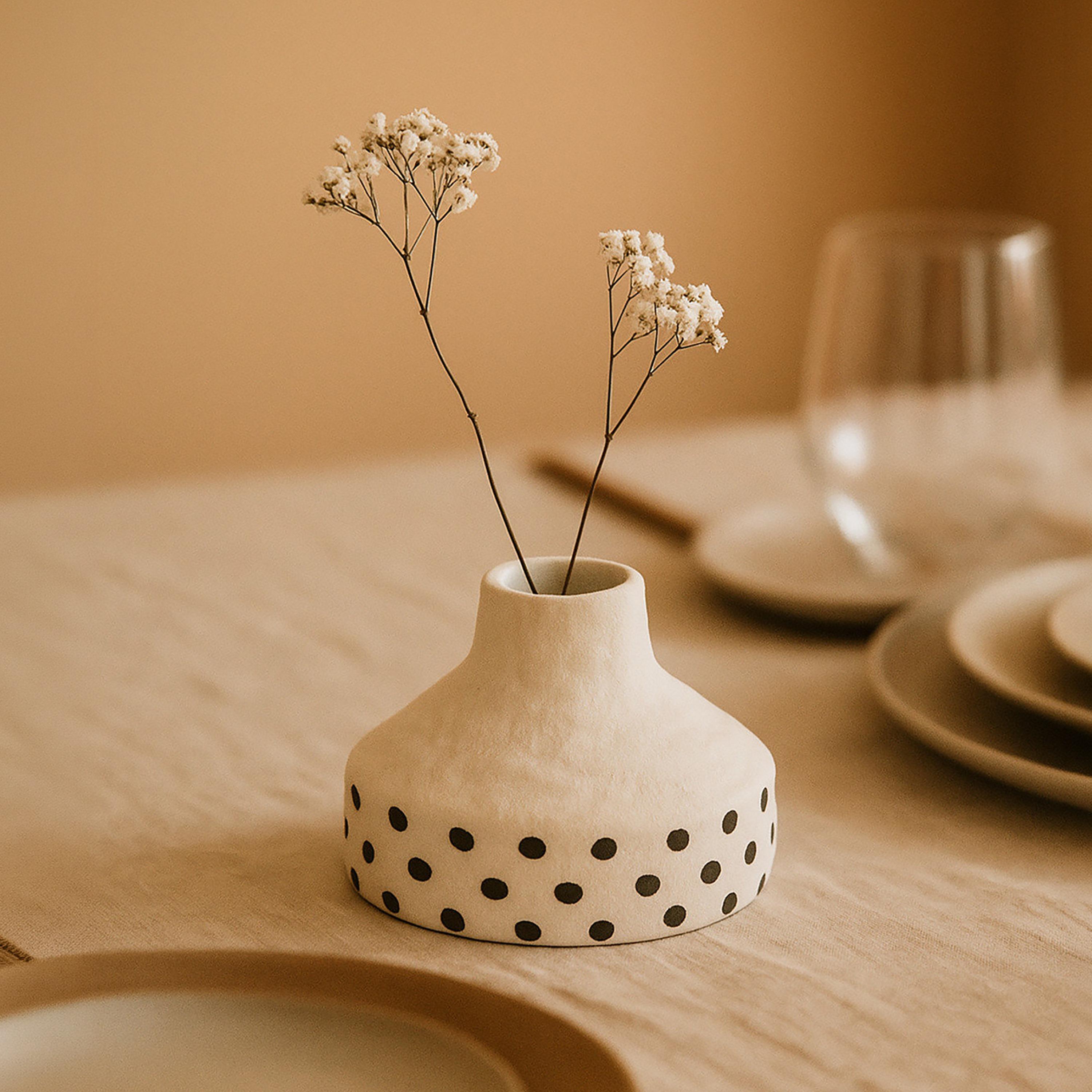 مزهرية سيراميك أبيض بتصميم مخروطي من ماريا هومز-household-decor-vasesandbowls-image-1