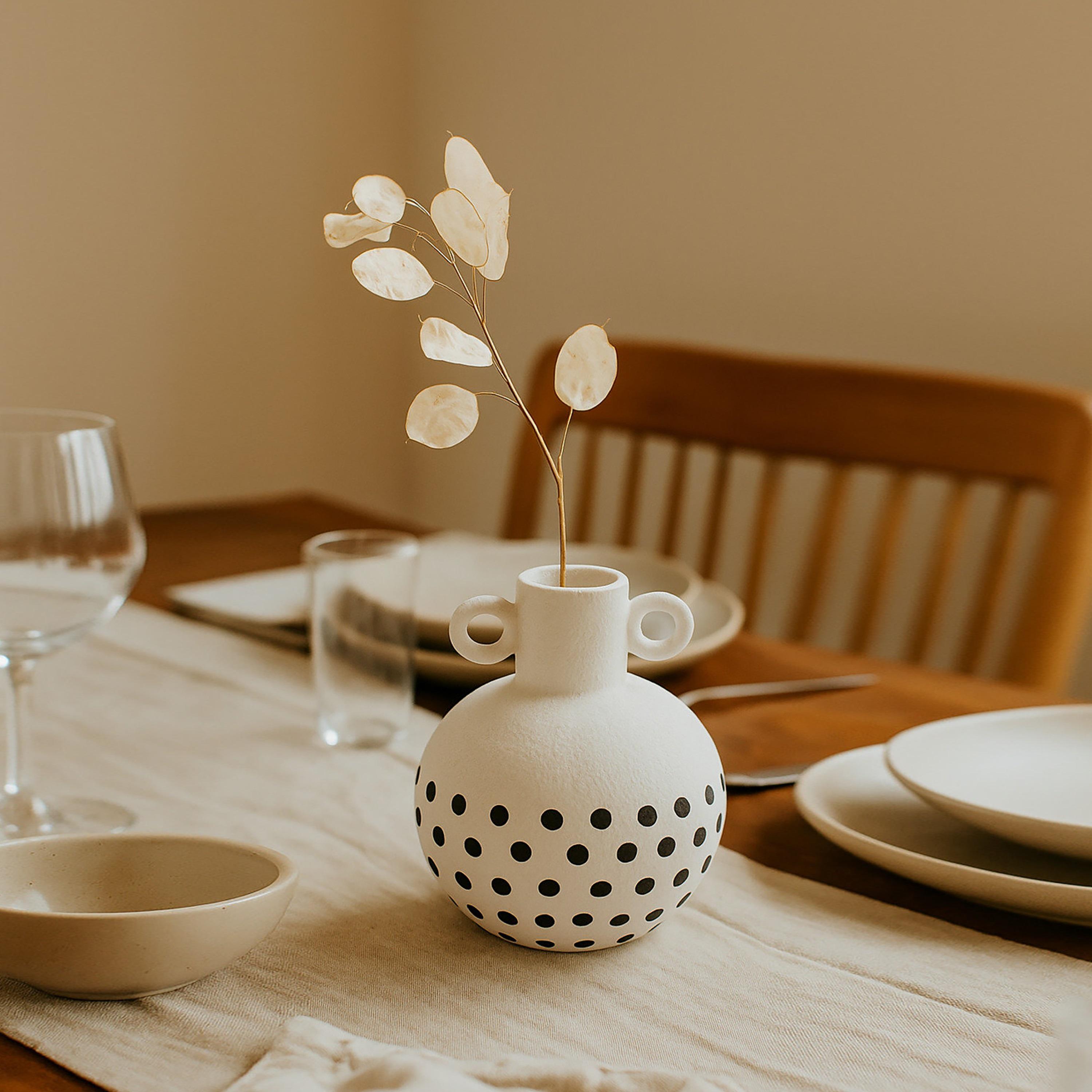 مزهرية سيراميك بيضاء بمقبضين من ماريا هومز-household-decor-vasesandbowls-image-1