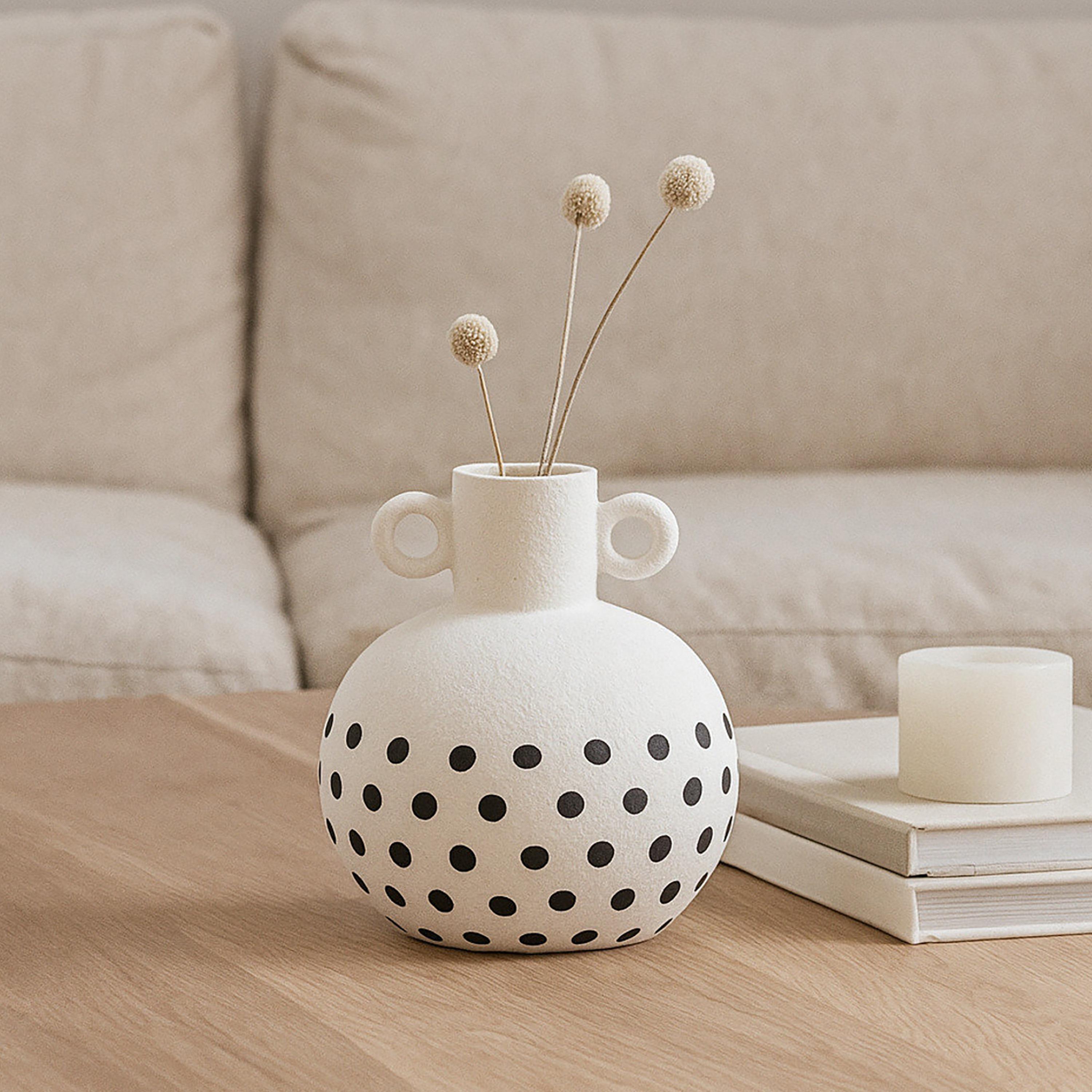 مزهرية سيراميك بيضاء بمقبضين من ماريا هومز-household-decor-vasesandbowls-image-2