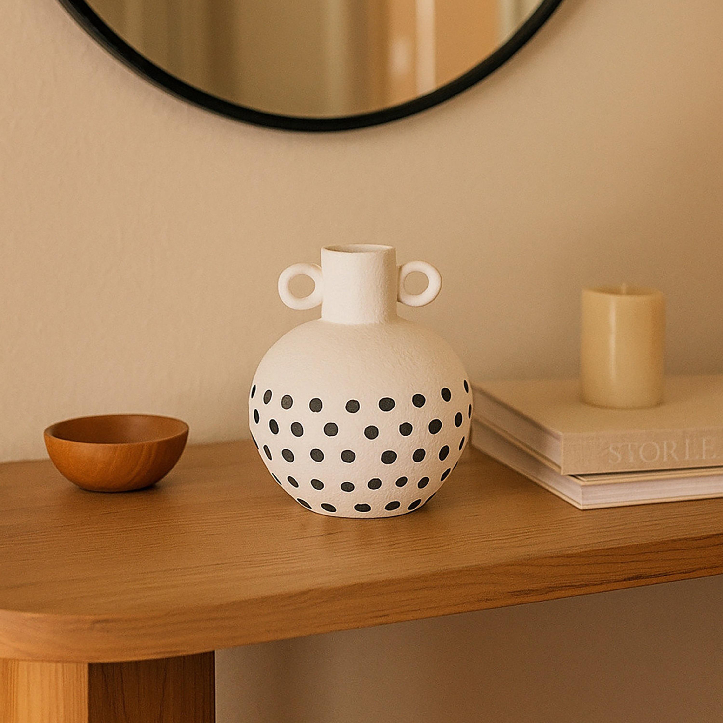 مزهرية سيراميك بيضاء بمقبضين من ماريا هومز-household-decor-vasesandbowls-image-3