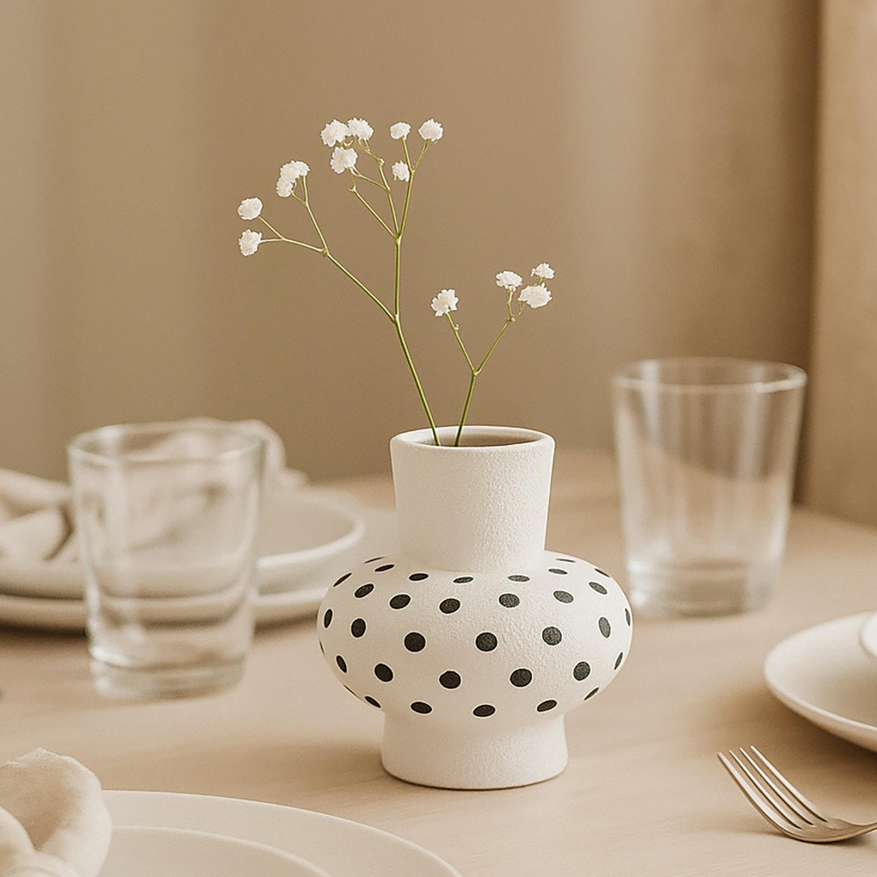 مزهرية سيراميك بنقشة منقطة بلون أبيض من ماريا هومز-household-decor-vasesandbowls-image-1