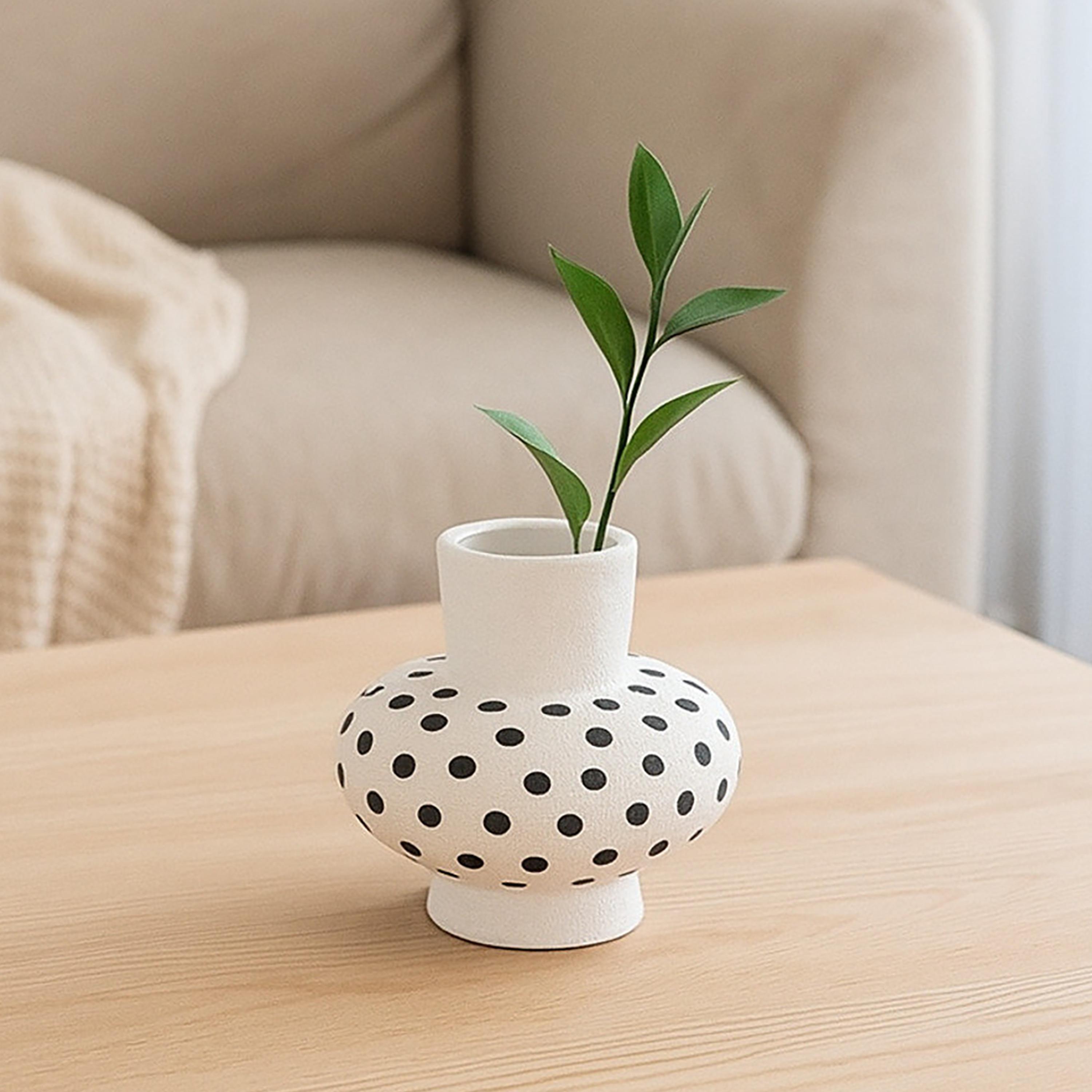 مزهرية سيراميك بنقشة منقطة بلون أبيض من ماريا هومز-household-decor-vasesandbowls-image-2