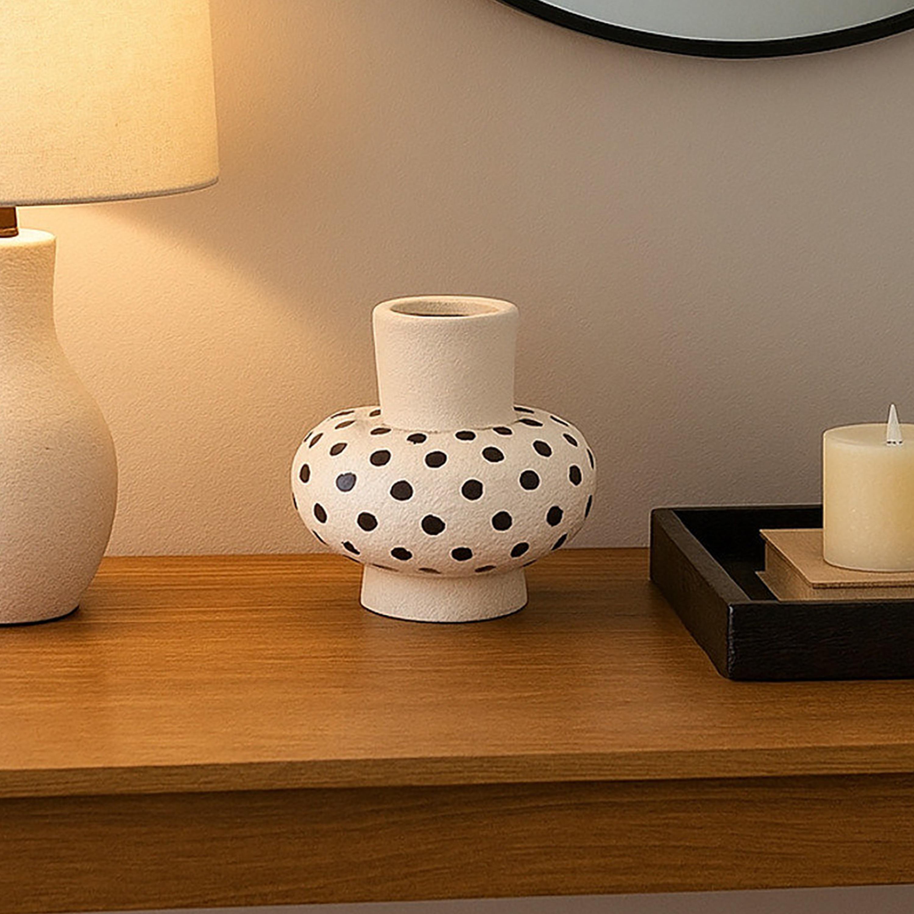 مزهرية سيراميك بنقشة منقطة بلون أبيض من ماريا هومز-household-decor-vasesandbowls-image-3