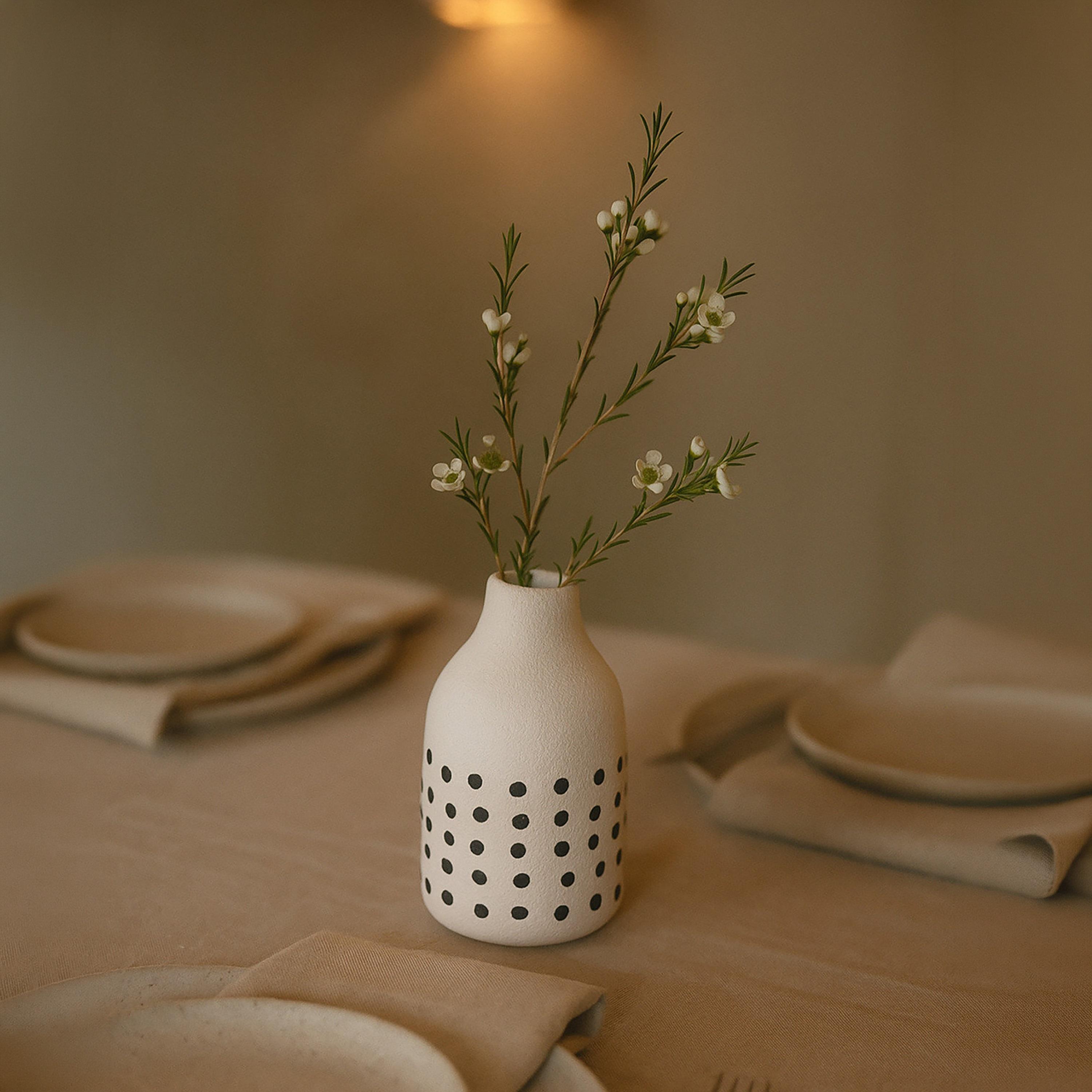 مزهرية سيراميك بنقشة منقطة بلون أبيض من ماريا هومز-household-decor-vasesandbowls-image-2