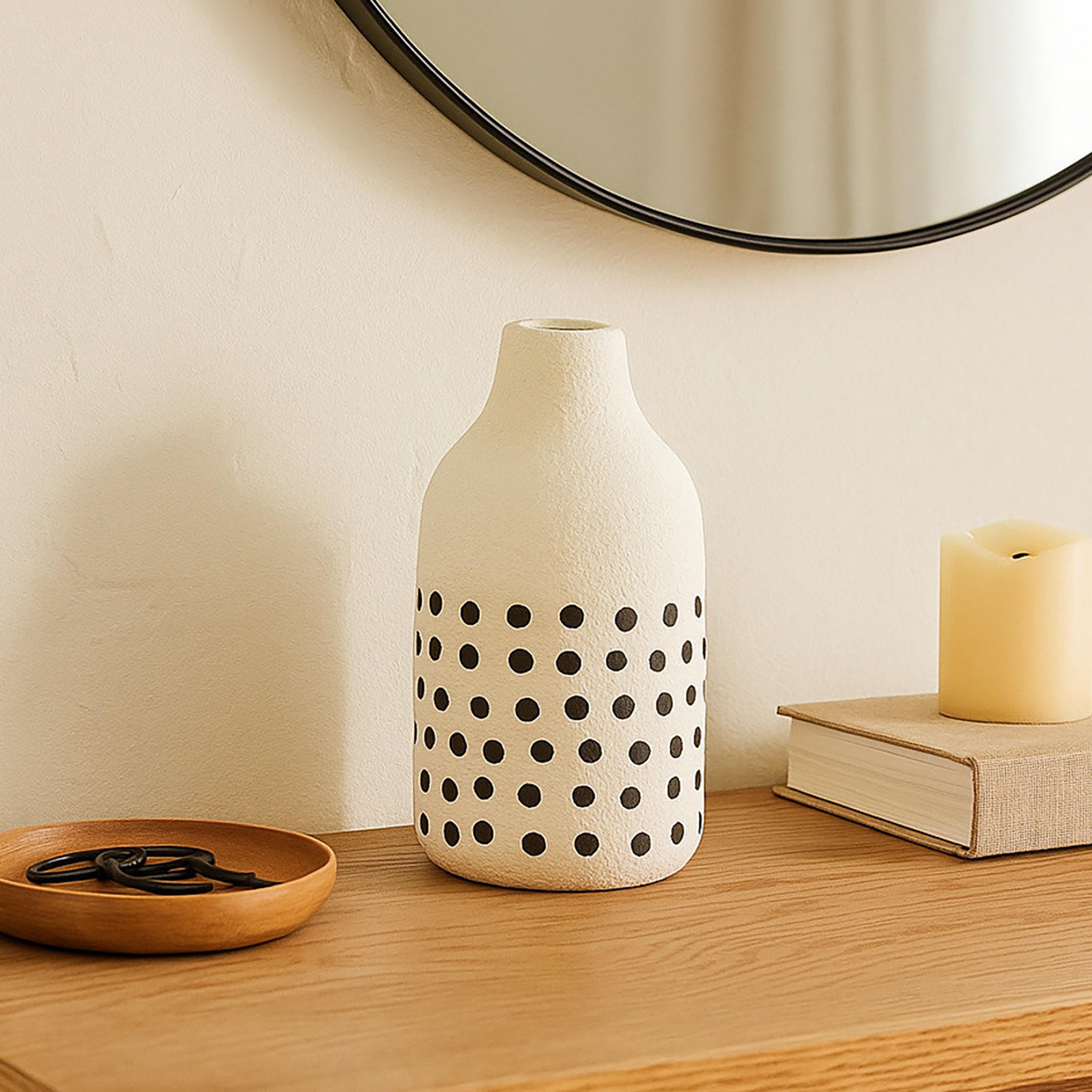 مزهرية سيراميك بنقشة منقطة بلون أبيض من ماريا هومز-household-decor-vasesandbowls-image-3