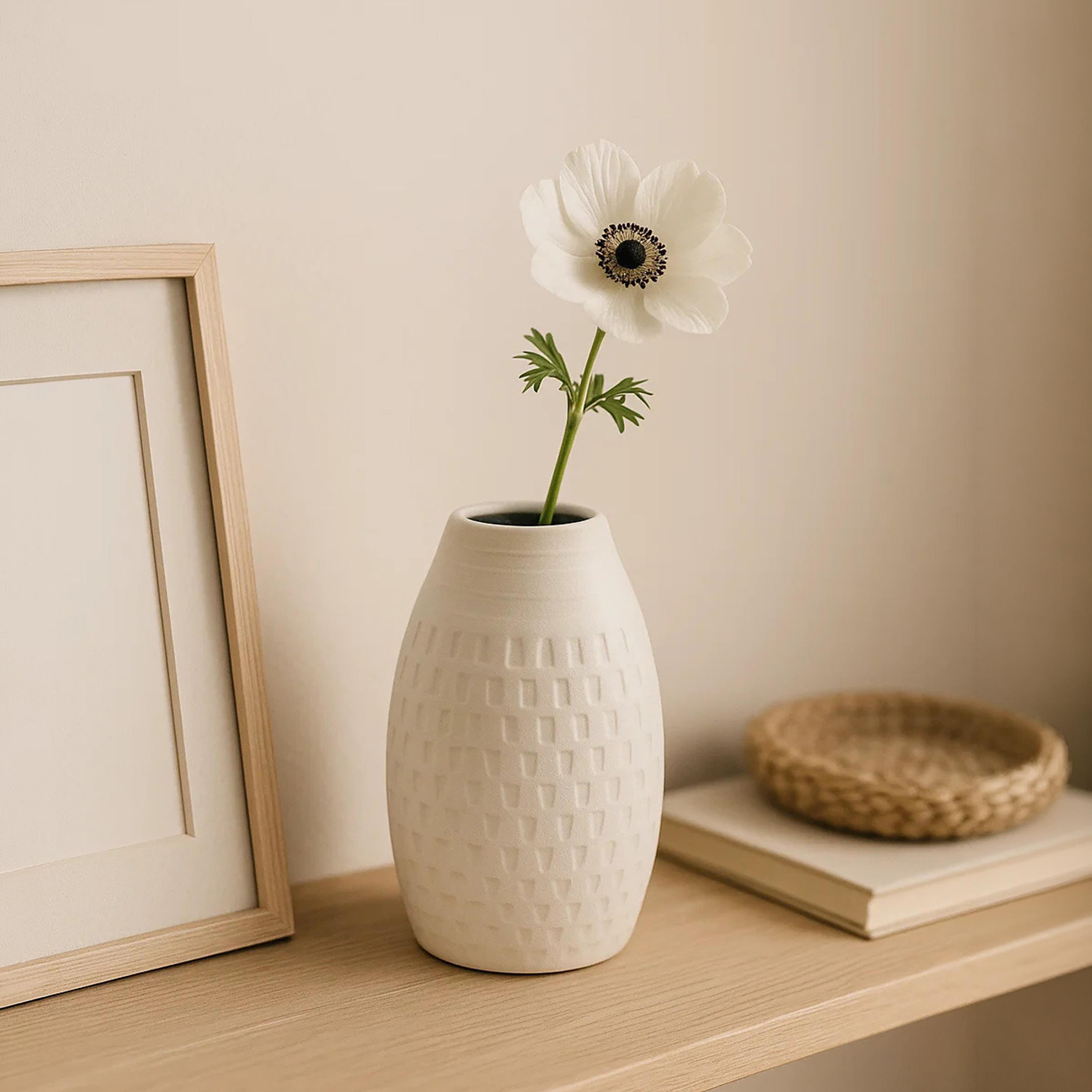 مزهرية بملمس بارز من ماريا هومز-household-decor-vasesandbowls-image-3