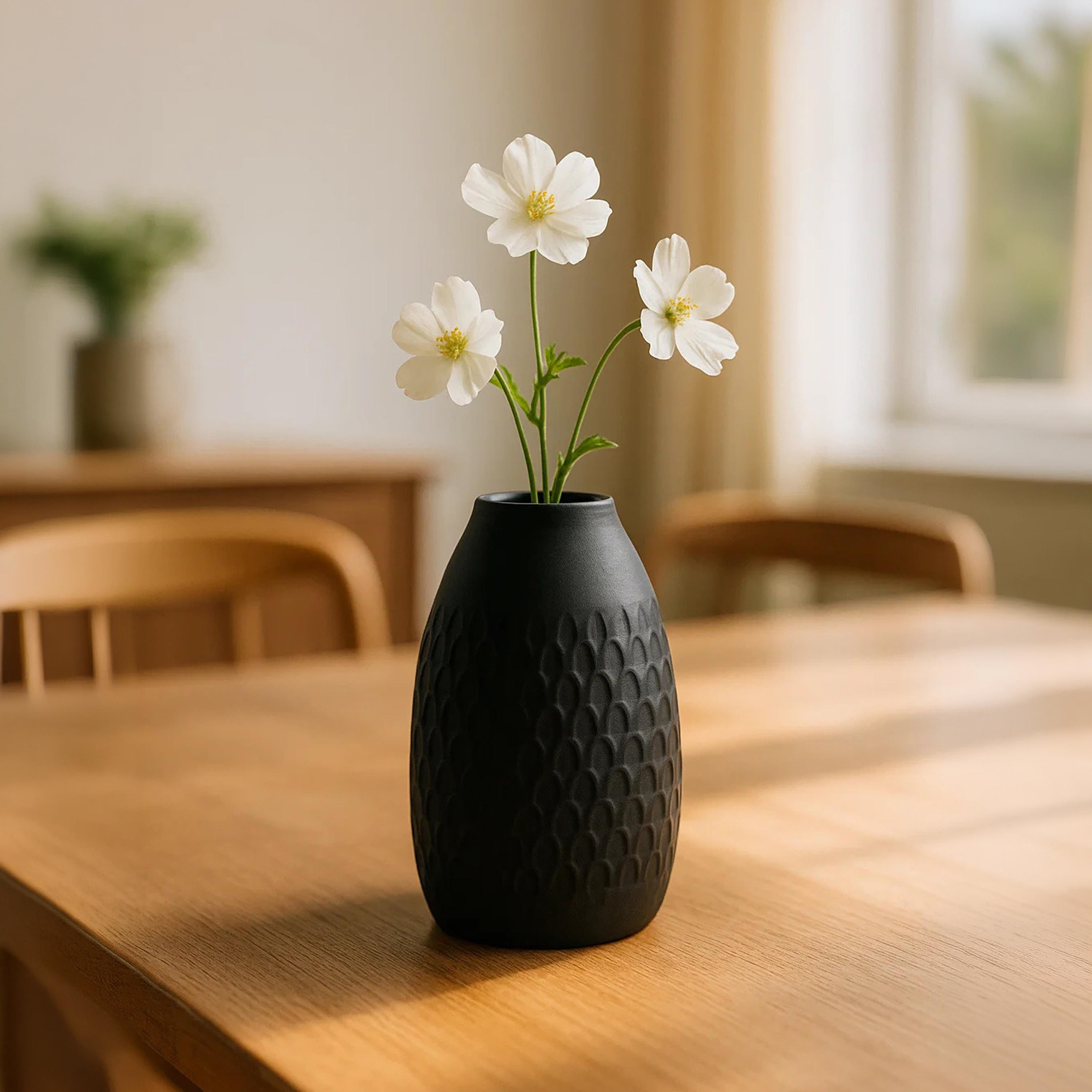 مزهرية بملمس بارز من ماريا هومز-household-decor-vasesandbowls-image-1
