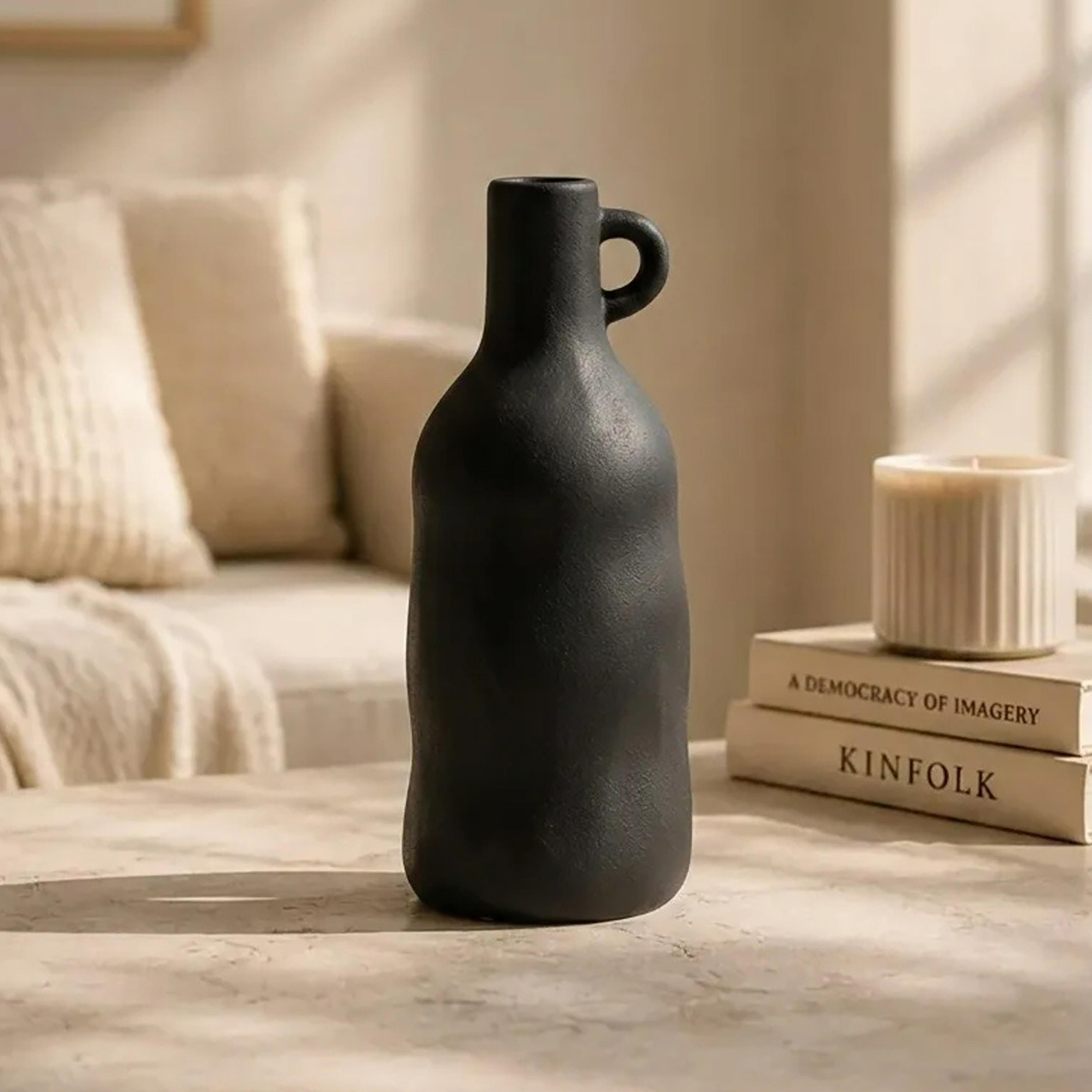 مزهرية بتصميم زجاجة سوداء من ماريا هومز-household-decor-vasesandbowls-image-1