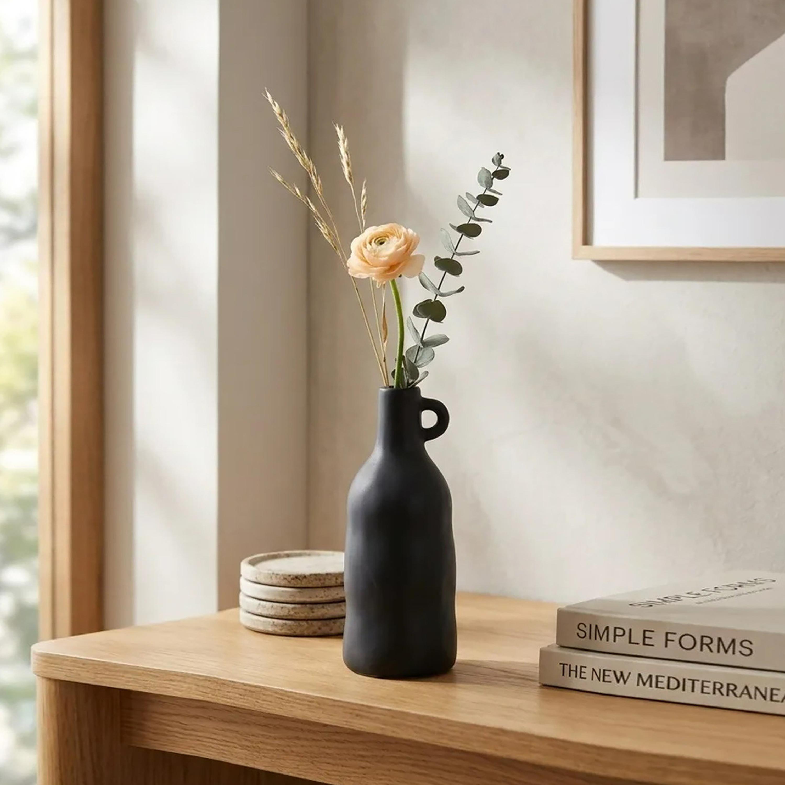مزهرية بتصميم زجاجة سوداء من ماريا هومز-household-decor-vasesandbowls-image-3