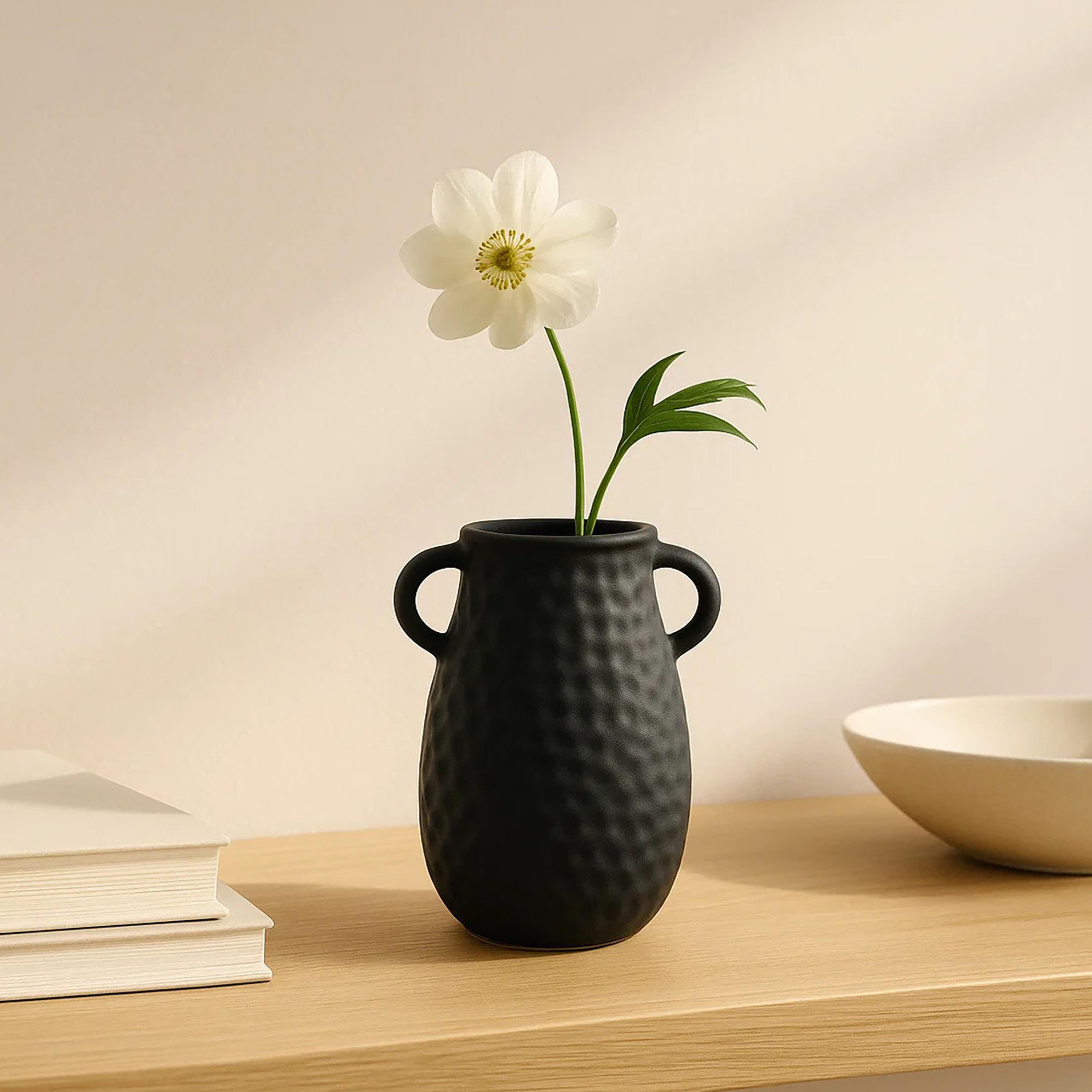 مزهرية سيراميك سوداء بملمس بارز من ماريا هومز-household-decor-vasesandbowls-image-1