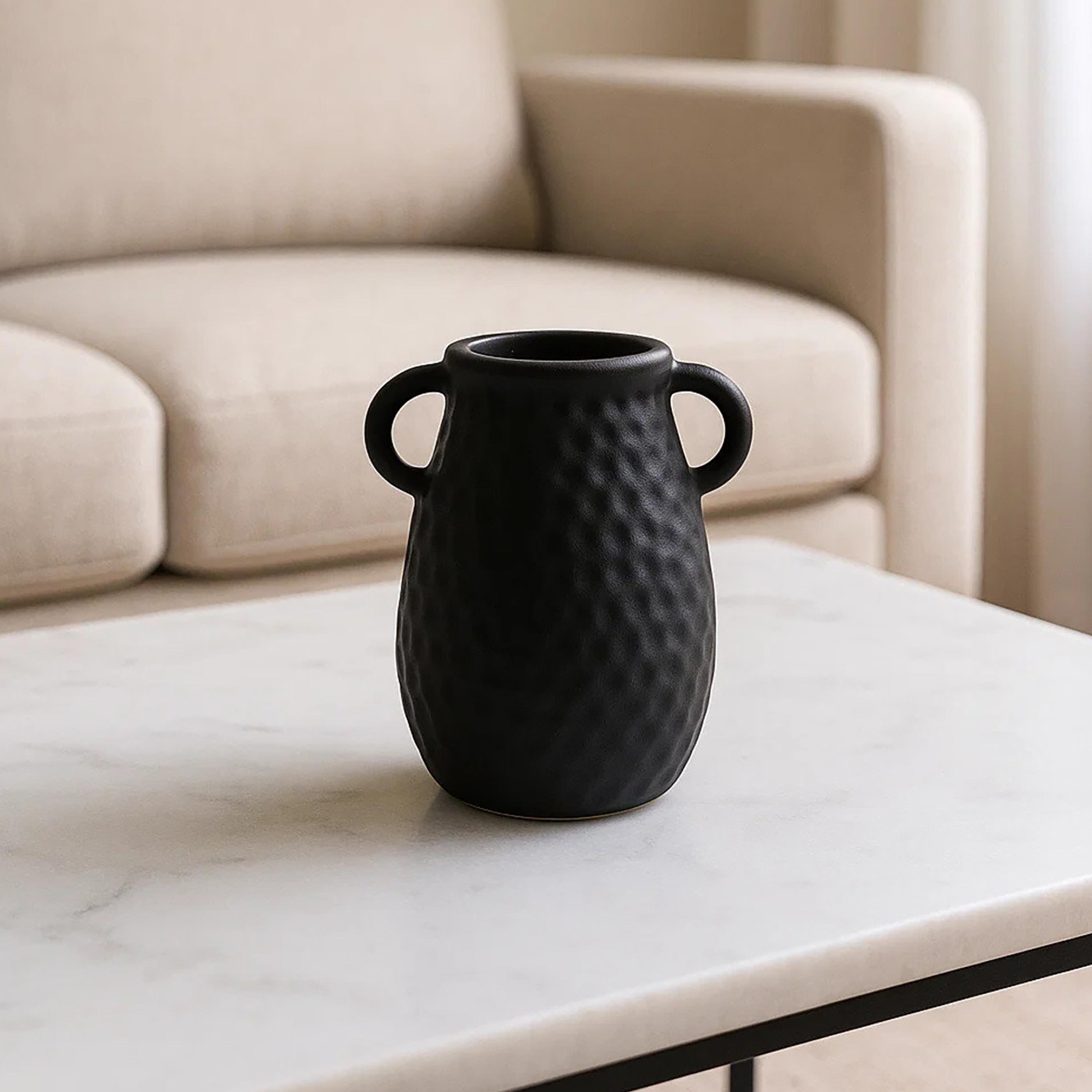 مزهرية سيراميك سوداء بملمس بارز من ماريا هومز-household-decor-vasesandbowls-image-2