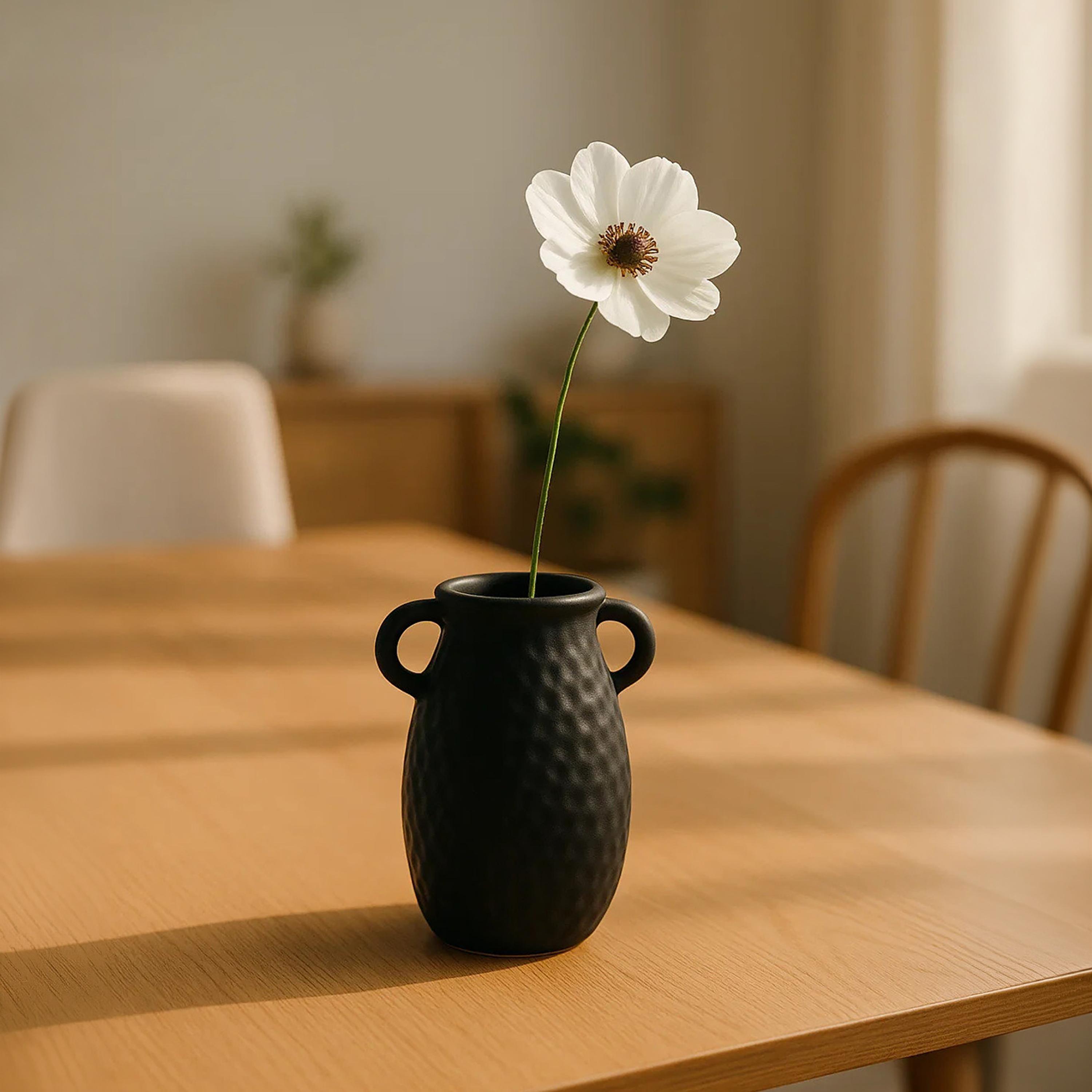 مزهرية سيراميك سوداء بملمس بارز من ماريا هومز-household-decor-vasesandbowls-image-3