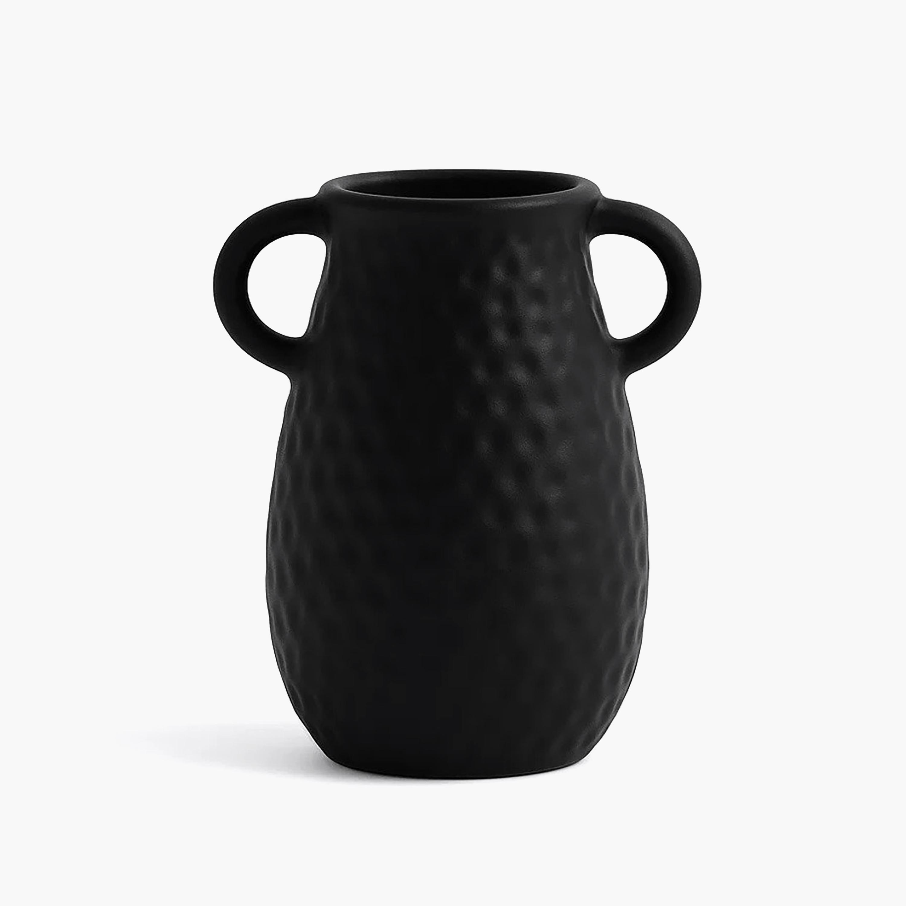مزهرية سيراميك سوداء بملمس بارز من ماريا هومز-household-decor-vasesandbowls-image-6