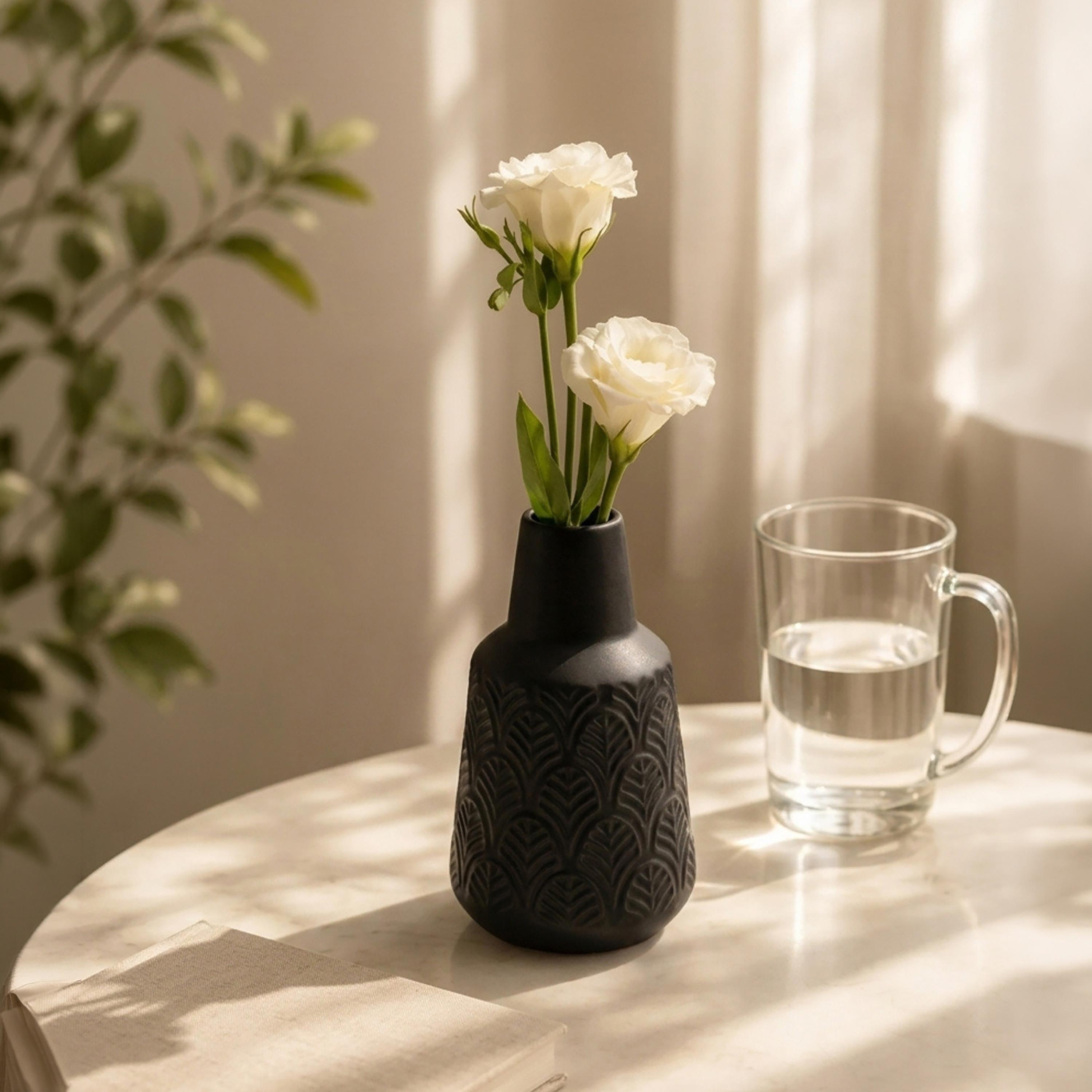 مزهرية سيراميك سوداء بملمس بارز من ماريا هومز-household-decor-vasesandbowls-image-1