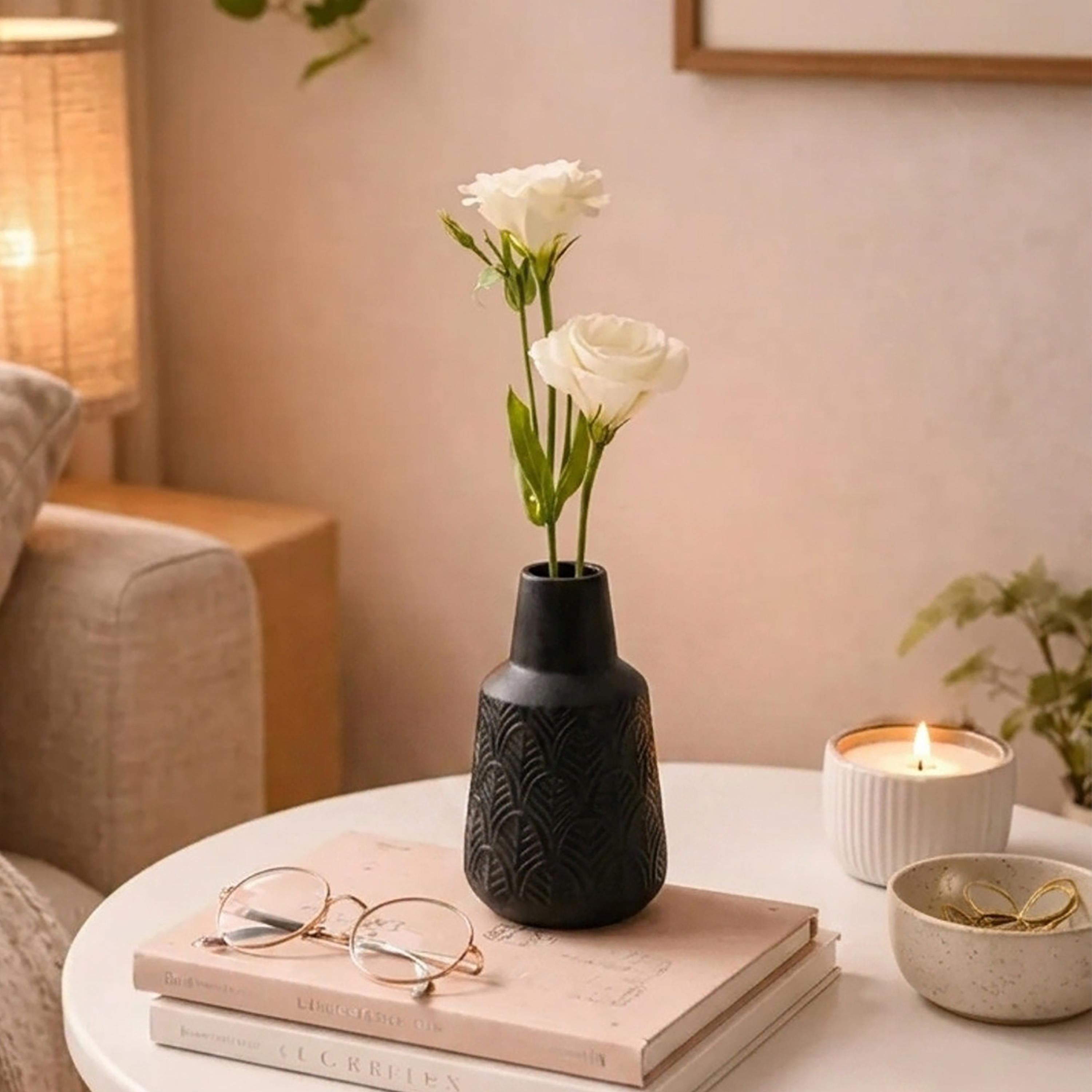 مزهرية سيراميك سوداء بملمس بارز من ماريا هومز-household-decor-vasesandbowls-image-2