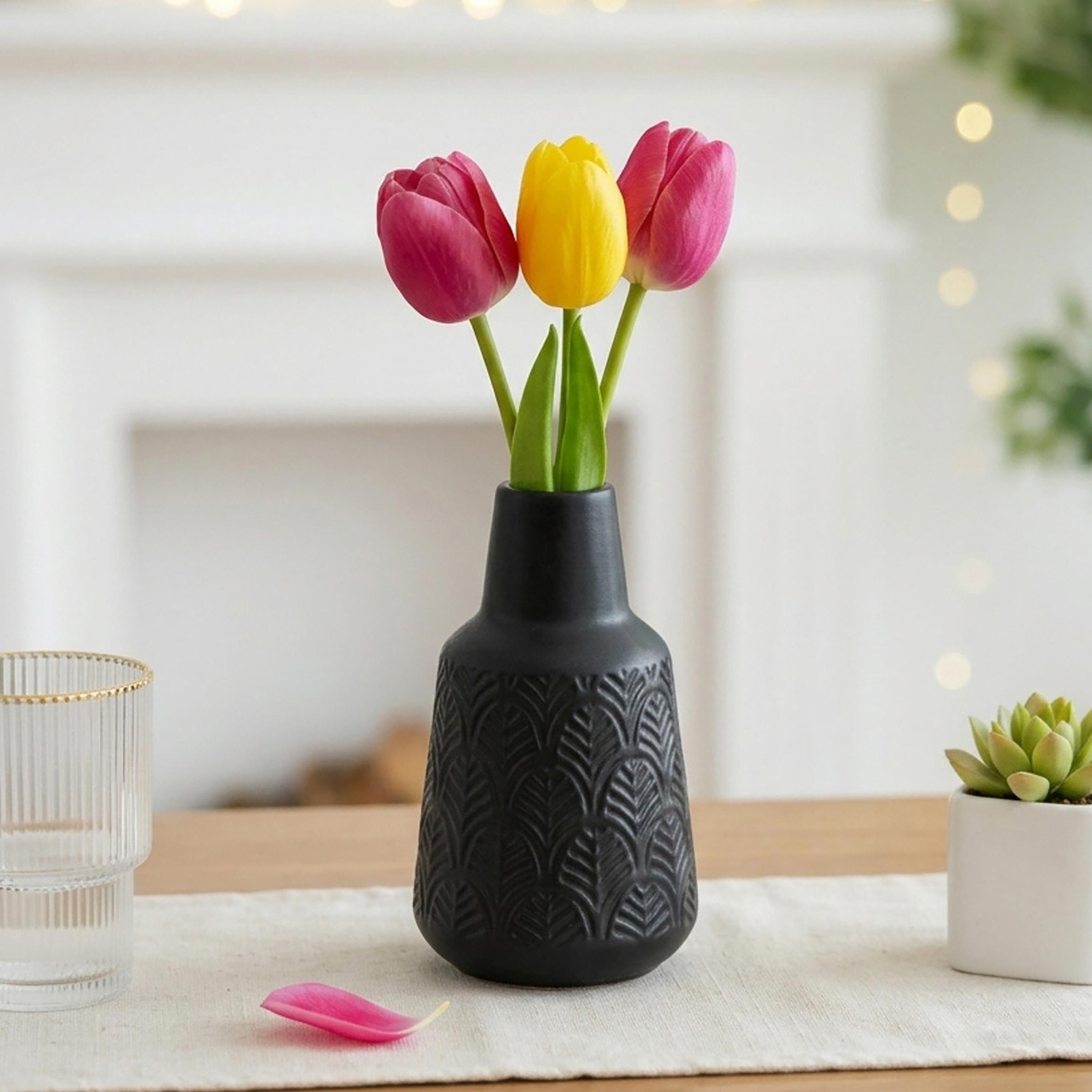 مزهرية سيراميك سوداء بملمس بارز من ماريا هومز-household-decor-vasesandbowls-image-3