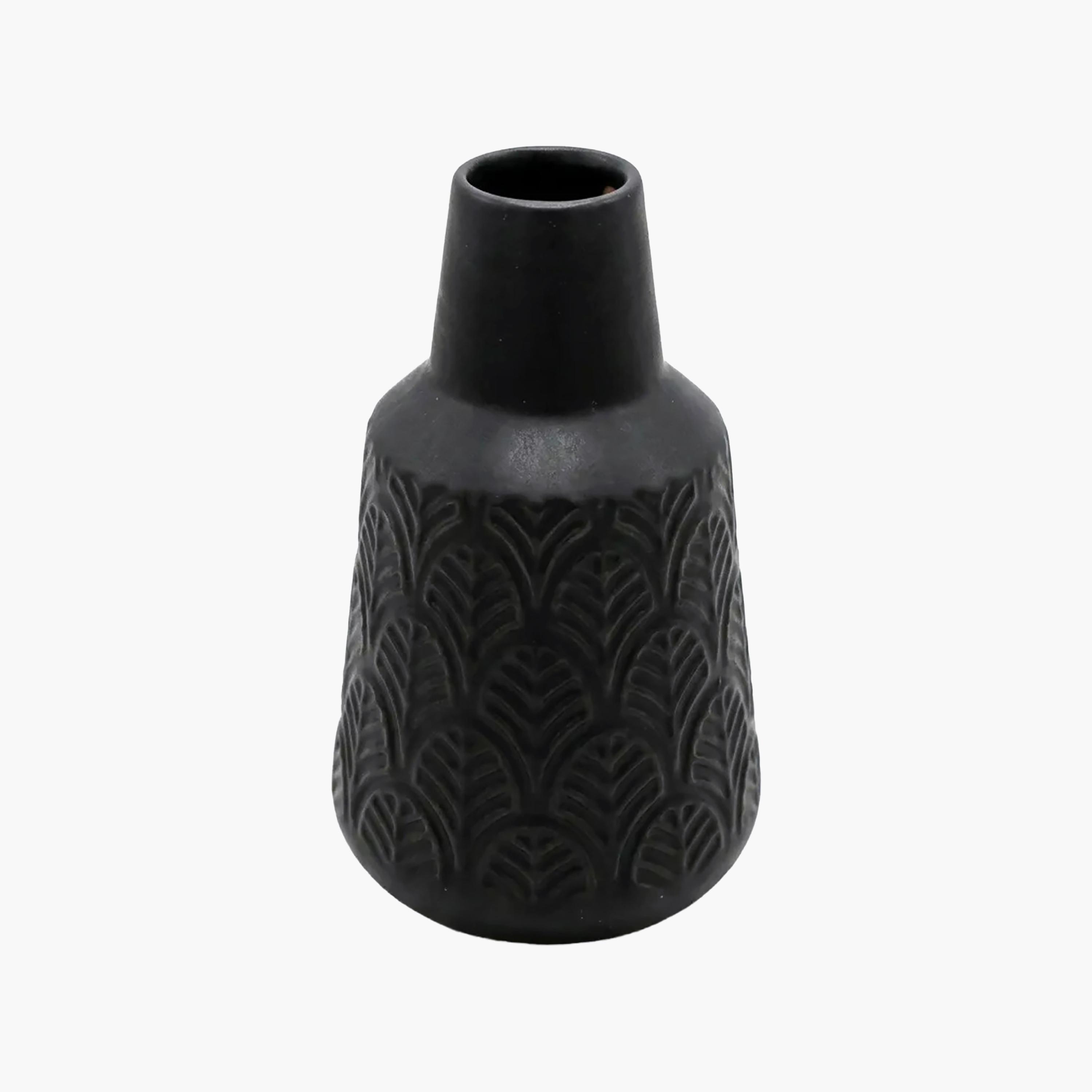 مزهرية سيراميك سوداء بملمس بارز من ماريا هومز-household-decor-vasesandbowls-image-5