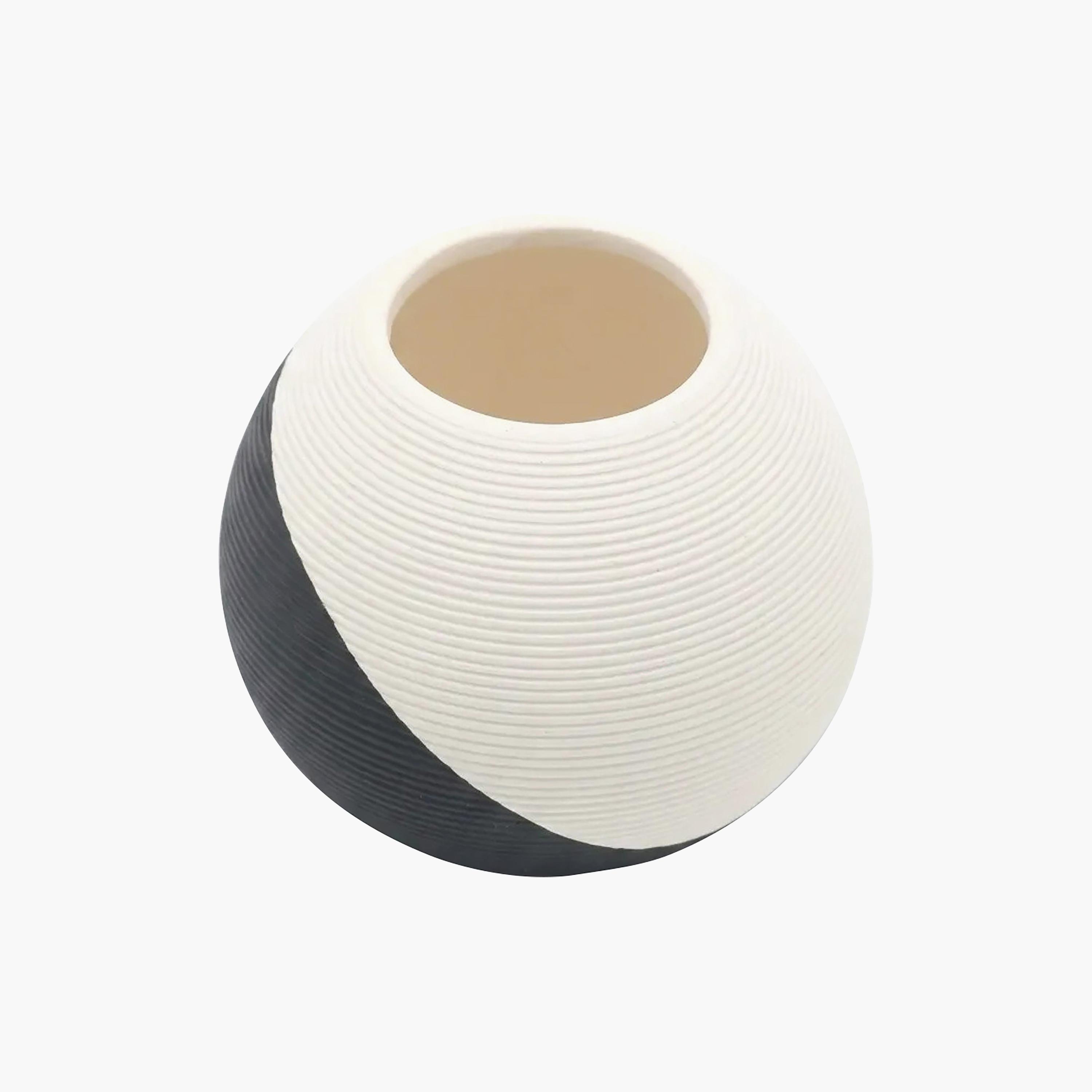 مزهرية مضلعة متعددة الألوان من ماريا هومز-household-decor-vasesandbowls-image-5
