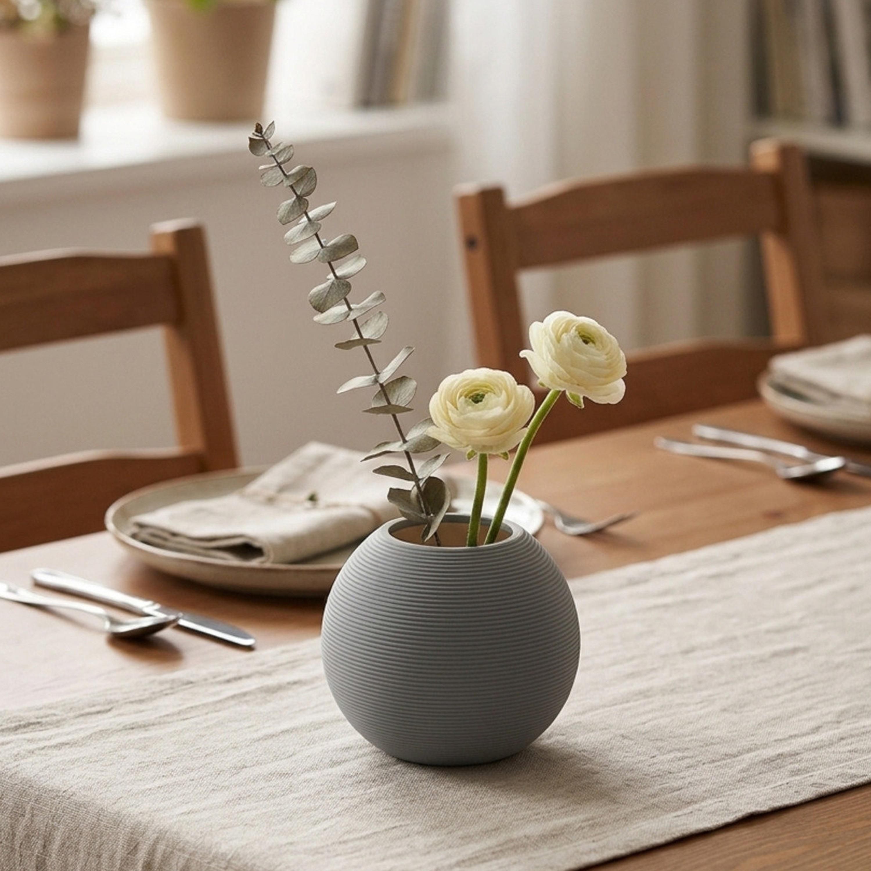 مزهرية مضلعة رمادية من ماريا هومز-household-decor-vasesandbowls-image-1