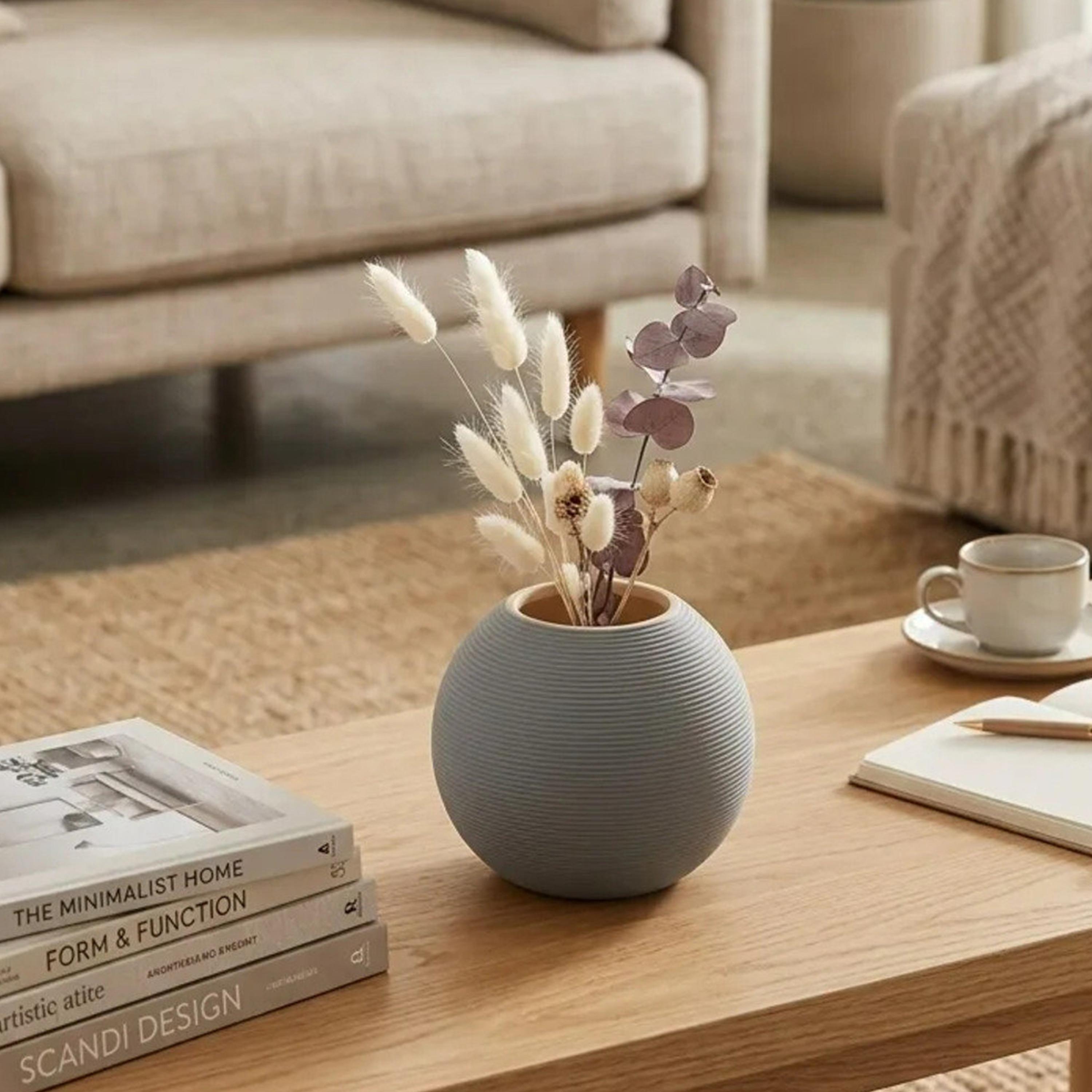 مزهرية مضلعة رمادية من ماريا هومز-household-decor-vasesandbowls-image-2