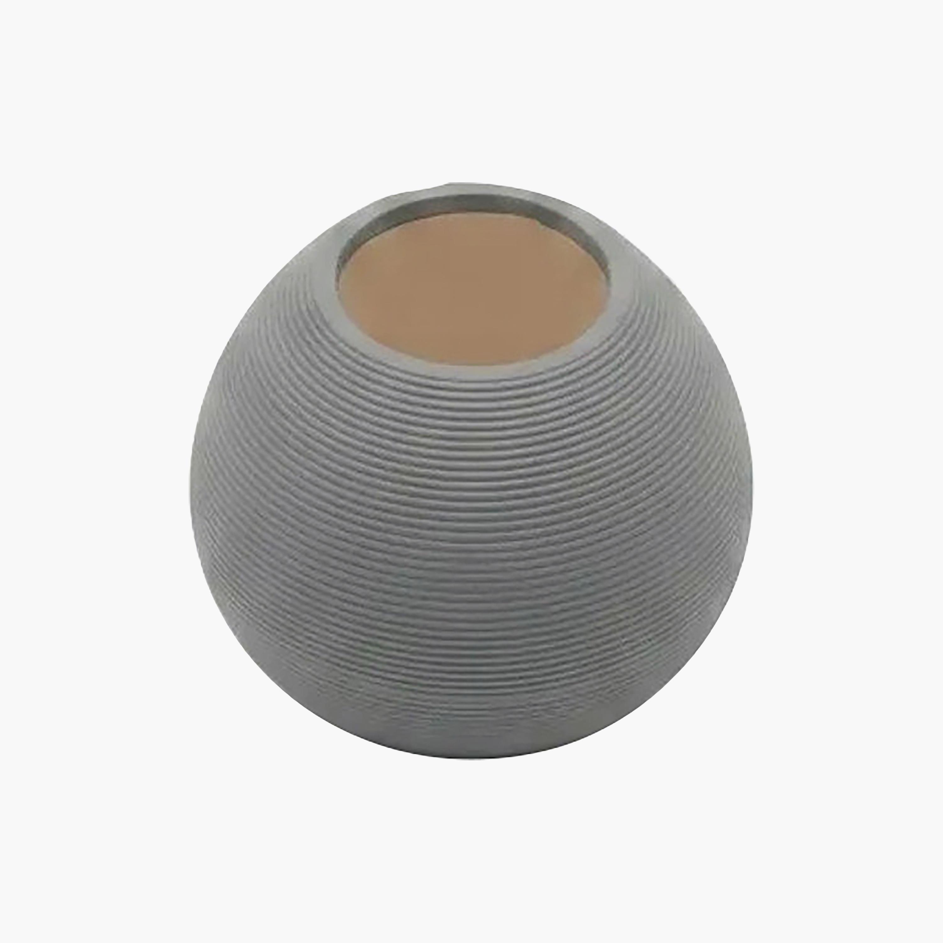 مزهرية مضلعة رمادية من ماريا هومز-household-decor-vasesandbowls-image-5