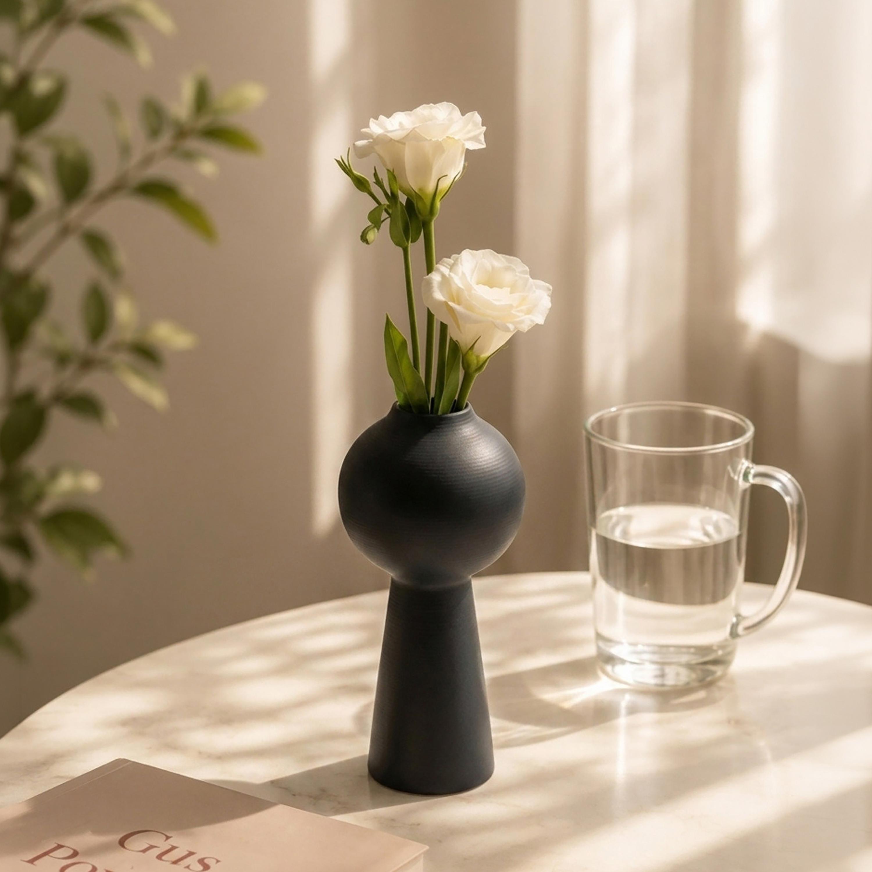 مزهرية سوداء بملمس بارز من ماريا هومز-household-decor-vasesandbowls-image-1