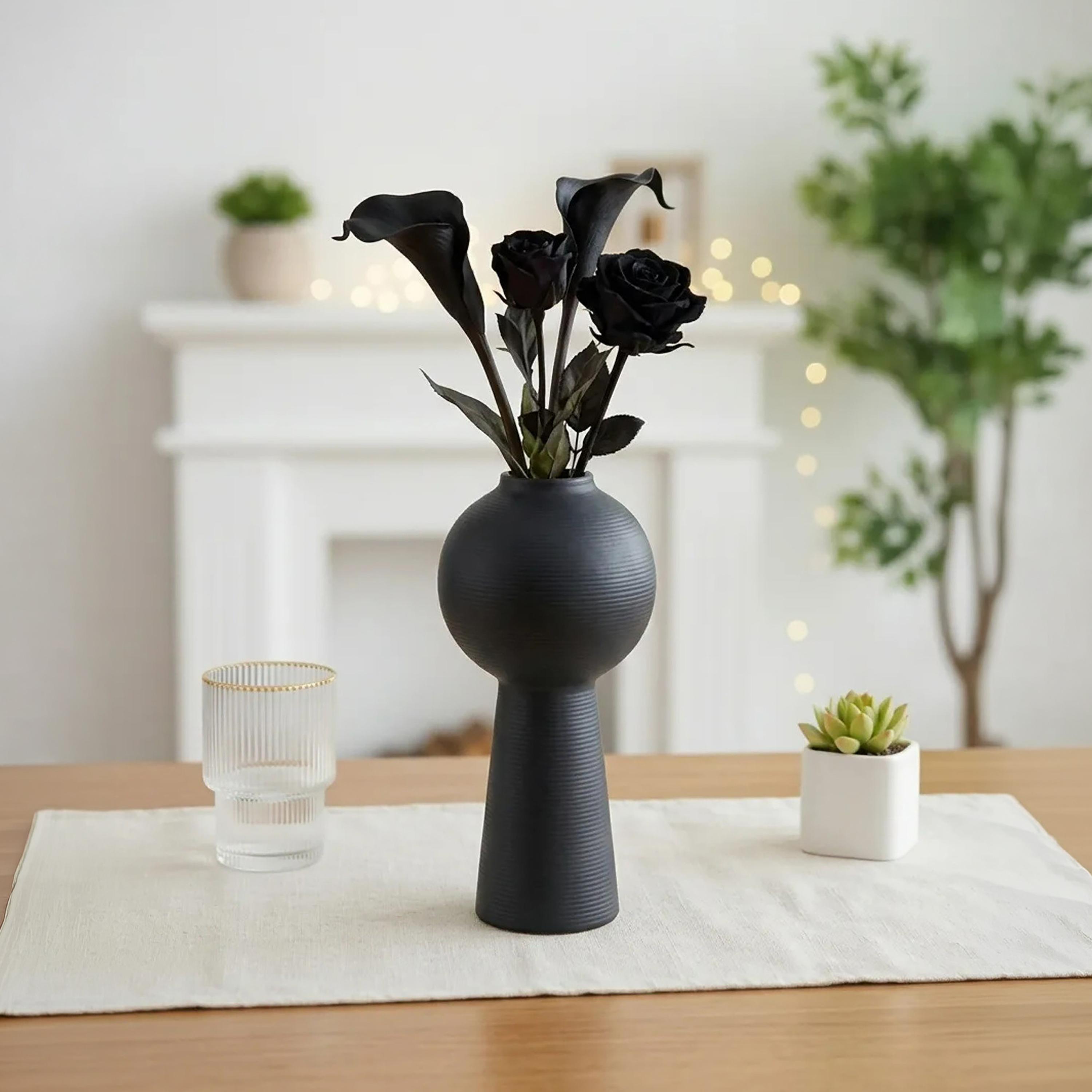 مزهرية سوداء بملمس بارز من ماريا هومز-household-decor-vasesandbowls-image-3